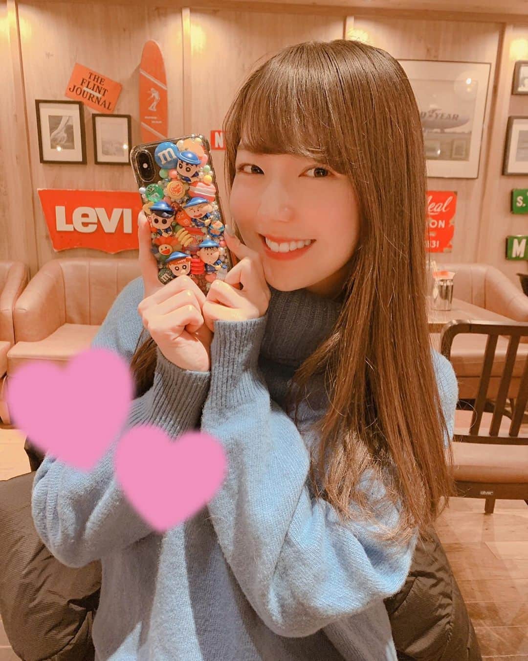 藤本かえでのインスタグラム：「以前載せたオーダーメイドのしんちゃんケース、 お揃いしたいってコメントもあったので 作って下さった方のタグ付けしますね☺️  本当にめちゃくちゃ可愛い！ ミニチュア好きの私にとっては 一つ一つのパーツも可愛くてたまりません😍  すごく丁寧に要望聞いて下さるので、気になる方是非お揃いしましょ(^^)  #クレヨンしんちゃん #しんちゃんiphoneケース #オーダメイド #ハンドメイドiphoneケース」