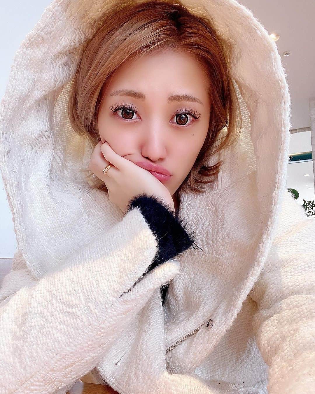 のインスタグラム：「. 最近どんどん大きく成長する私のお腹の子は 💖女の子💖 だそうです🥰✨✨✨💋  このコートは今日🧥私の母に譲ってもらったものですが、 母が「女の子だと(きっと)大人になっても一緒にお買い物をしたりお洋服交換したり(うちだけかな？笑)出来ていいわよ💕」と✨ でもそのあと(わたしにはお兄ちゃんがいます) 「男の子は男の子で、いつまでも甘えて異性だから余計に可愛いのよね」と。 どっちなのよ！笑笑😂❤️  よく男の子は小さい彼氏とも聞きますね😘  どちらにしても楽しみです。  ちなみに、ずっと女の子と言われて産まれたら男の子だった！というのはよく聞きますね。 でもね、わたし(29年前)のとき、産まれるまで男の子って言われてて出てきたら女の子だったのよと母に何度も聞かされたことがあります🤣🤣  アレがずっとエコーで見えてたってことでしょうか。笑  面白いエピソードもありますね。 産まれるまでは確実なことはありませんので色々と楽しみに生活します🤣💕  #親子　#娘　#赤ちゃん　#女の子　#アウター　#コート　#母娘　#daughter #mother #mom #maternity #maternityfashion #maternitylife #素顔　#まつエク　#すっぴん　#baby #妊婦　#マタニティ　#マタニティコーデ #マタニティライフ #マタニティファッション #妊娠6ヶ月　#妊娠中期  #妊娠中 #lunch #blond #レイヤーボブ　#haircolor #金髪ボブ」