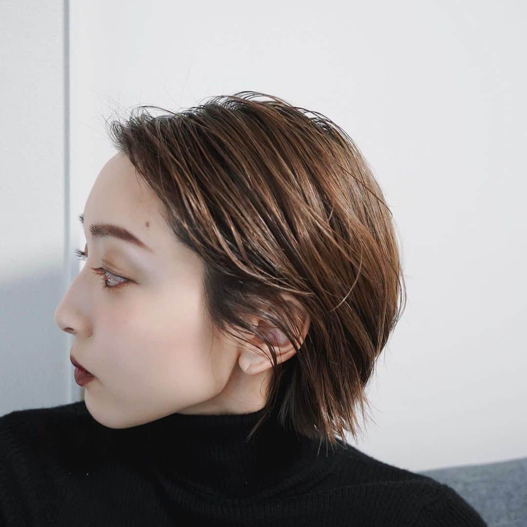 かんだまのインスタグラム：「質問もらってたヘアーについての詳細✔️  今は丸っこく切ったショートが伸びました！みたいな髪型してます☺︎ から、ヘアセットはクルクル巻いて、オイルくしゃーっとつけて、前髪気分で決めて終わり٩( ᐛ )و 3つ目に動画載せたのでみてみて☺︎  カラーは、ローライトが入るように細かく分けながらブリーチ。もう色抜けちゃったけど、4枚目が元々の色。  こんな感じだ☺︎！ 　 髪の毛はいつも @ky0suke にお願いしてます。きょーちゃんいつもありがとう！  #shorthair #スタイリング動画」