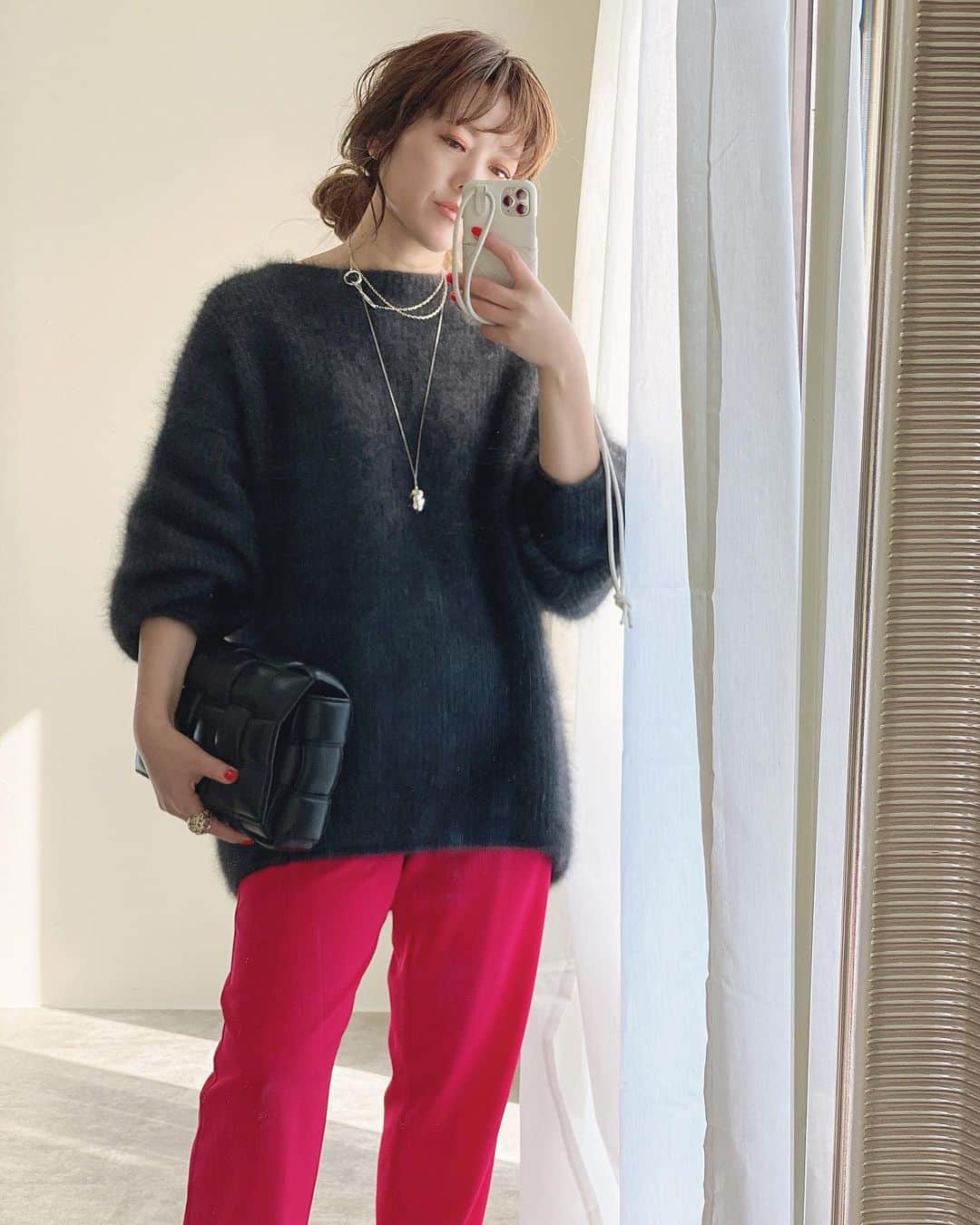 のインスタグラム：「Black×pink  Accessories in silver  knit @plage_jp  pants @ronhermanstore  bag @newbottega  necklace @seadsmara  ring @hermes」