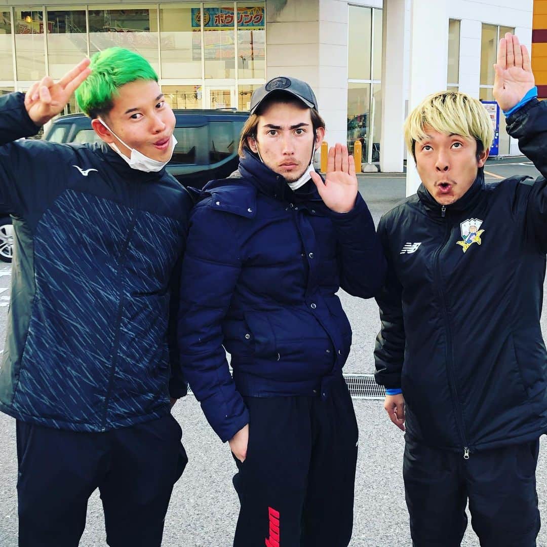 マキヒカのインスタグラム：「マイボー✌️相手ボー✌️東京からリフティングしながら大阪まで来てた😂😂凄すぎ‼️ . #ずっと風呂入ってない匂いした #マイボー」