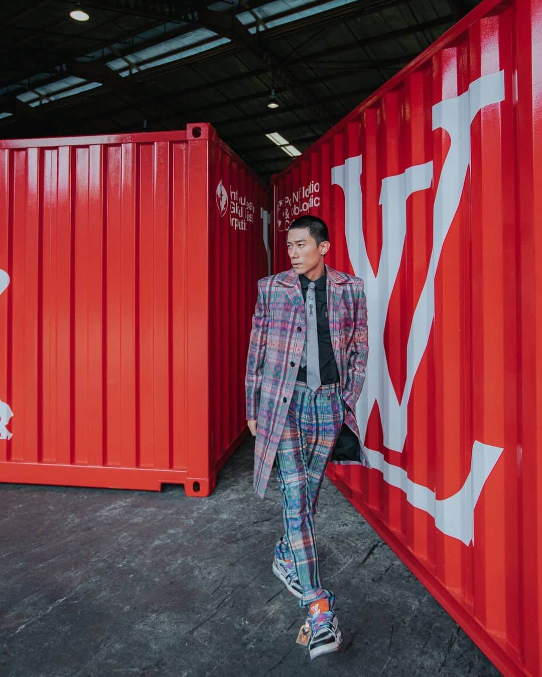 デスモンド・タンのインスタグラム：「Dancing, gooving and hopping around the highly anticipated #LVMenSS21 red containers. From Paris, Shanghai, Tokyo, and now, Singapore. These containers are making their way to @ion_orchard.   Discover the @LouisVuitton Men’s Spring Summer 2021 Collection @ion_orchard, 28th Jan. You are gonna love it!   P.S. Which is your favourite picture?   @LouisVuitton @ion_orchard #LVMenSS21」