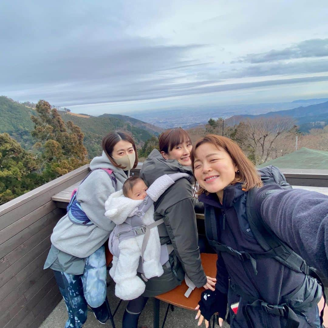 湯田友美のインスタグラム：「#hikingbaby 👶🏻 Finally my weight is down to＋2kg before pregnancy😉 ・ 意識的に運動しないと 運動不足になりますよね💦 今日はせっせとハイキングヘ✨ ・ ・ 産後ずっと＋3キロで横ばいだった体重が ＋２キロになってきた😊 全身脂肪だらけだけど🤣 授乳中なのでしっかりご飯＋おやつまで食べてます🍚 まだまだダイエットはしないけど、自然と落ちてくる体重は嬉しい😚 ・ ・ 子供と行くお気に入りハイキングは 大山の阿夫利神社まで🗻✨ 理由は、オムツ替えスペースが何箇所かある 阿夫利神社まで標高696m(山頂は1251m) ケーブルカーもある🚟 阿夫利神社にある #茶寮石尊 で休憩できる 駐車場から2時間以内でサクッと登れて、汗もかけるから、ちょうどいい😇 今日は親友が、子供やらリュックやら持ってくれました🥺💕 そろそろ次の子供と行ける山も探してみよっと😊 ・ ・ 運動不足による免疫力低下も言われているので 気をつけましょうね💪 ・ ・ #産後5ヶ月 #産後トレーニング #2020年7月生まれ #5monthsoldbabyboy #runningmom #hikingmom」