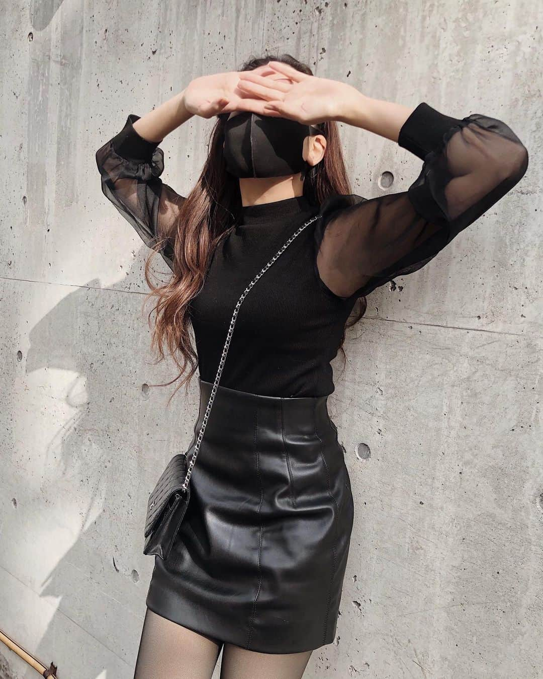 MIKAのインスタグラム：「眩しいんじゃなくてお化粧してないだけです🌝  #ootd #ootdfashion #ootd4nylonjp #coordinate #fashion #blackcode #bloggerstyle #blogger」