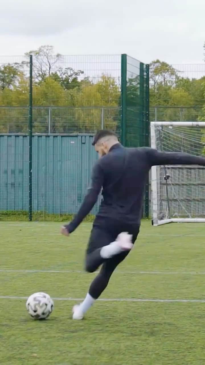 F2Freestylersのインスタグラム：「Describe this 🔝🗑 goal with one emoji below ⬇️  We’ll start....🤯  #reels #messi #ronaldo #thef2 #f2 #goals #football #skills #tricks #soccer」