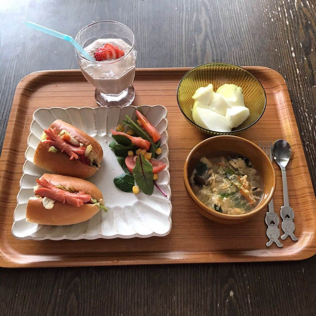 太田雫さんのインスタグラム写真 - (太田雫Instagram)「いつかの朝ごはん⛅️ ・ ・ ☀︎ホットドッグ🌭🦀 ☀︎サラダ🥗 ☀︎たまごスープ🥚 ☀︎ヨーグルト🥛🥣 ☀︎豆乳バナナスムージー🍌　　です❕ ・ ホットドッグのウインナーは、かにさんだよ✌︎('ω')✌︎ｶﾆ ・ #ニコラ#太田雫 #朝ごはん#朝#breakfast#ホットドッグ#サラダ#たまごスープ#ヨーグルト#スムージー#かにさんウインナー」1月26日 19時42分 - _shizukuota