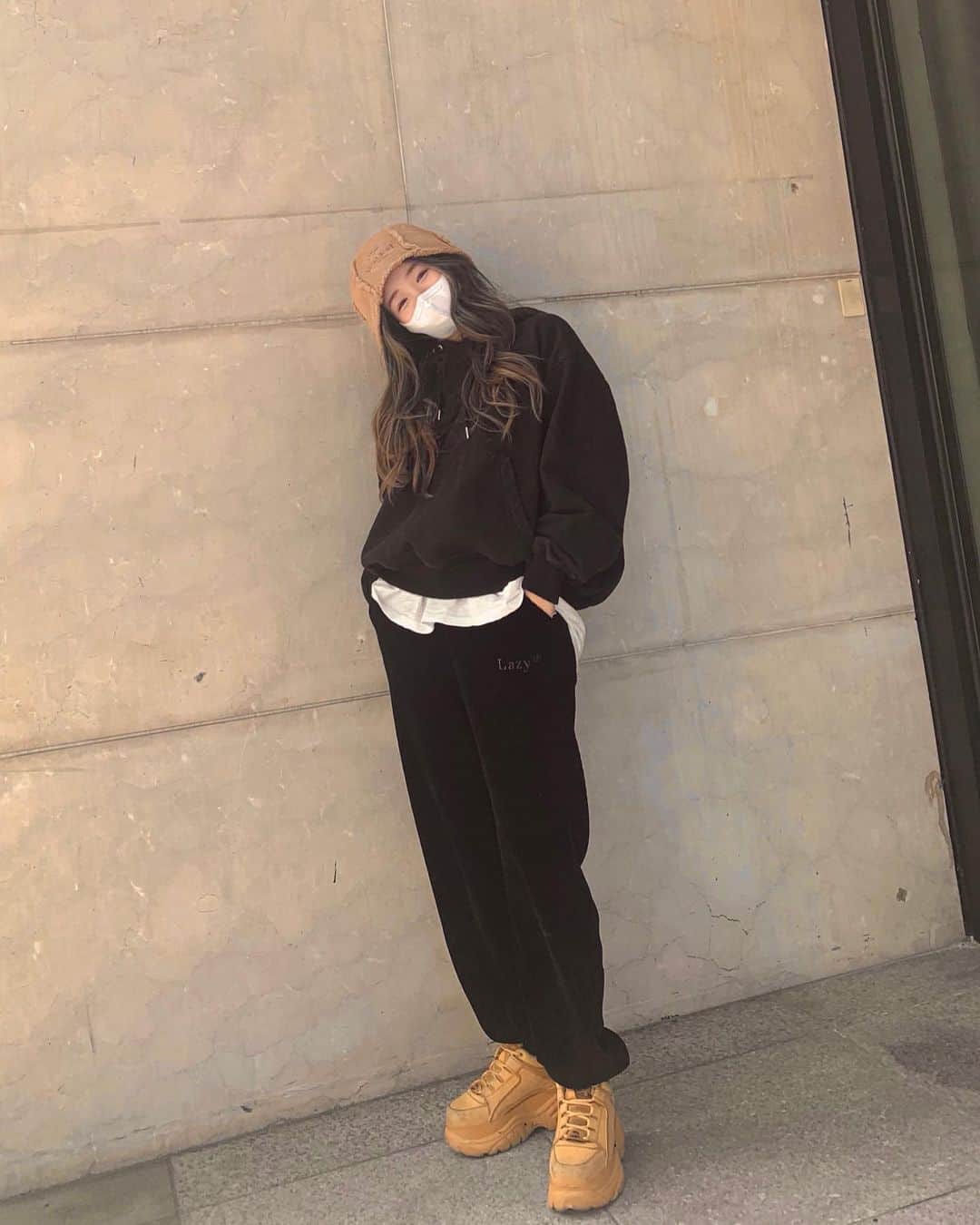 ジユルのインスタグラム：「처지는 요즘💤 너무 편해서 뒤로 누울 뻔 하다 착지  #Lazyz @lazy.z_official」