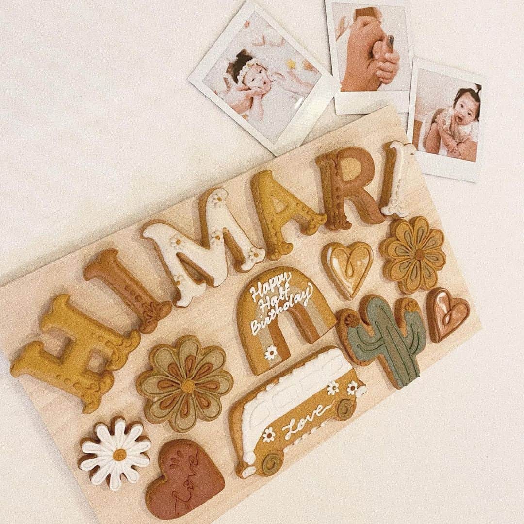 馬詰まほのインスタグラム：「Himari half birthday🎂🤍  本当に本当におめでとうだよ、ひぃさん👧🏻❤︎ ひぃの成長を目にする度に わたしの胸はいつも張り裂けそうです。 半年間ほんっとあっという間やったね 大きな病気も無く、毎日元気に過ごしてくれて 夜泣きはいまだに酷くて寝不足すぎてやばいけど 私たちにひぃなりの唯一の我が儘なのかな。って 思うぐらい毎日良い子にしてくれて 元気いっぱい笑顔いっぱいプレゼントしてくれてる🌼  さすがうちの子だなって思うぐらい 毎日、喜怒哀楽激しく大暴れなひぃさん。笑 悪いことをしながらニヤぁ😏って笑うあなたが 毎日毎日愛おしくてたまりません！！！ 憎めないその可愛いさ。好き。大好き。❤️  これからも家族みんなで楽しいこと沢山しようね☻ いっぱいいっぱい笑って過ごそうね そしていっぱい泣いて怒って ひぃさんらしく素直に純粋に大きくなってください✌︎  そしてここまで 同じような大きな愛で陽葵を可愛がってくれて サポートしてくれた 自分の家族と旦那の家族。友達。 いつも温かく見守ってくれて 成長を共に喜んでくれてるフォロワーの皆様。 本当にありがとうございます。 これからも変わらず見守ってもらえると嬉しいです☻  写真はたくさん撮って選びきれないけど クッキーを食べようとして 取り上げちゃったら怒って泣き出して 渡したら泣き止むというわたしのお気に入りシーンを📸  陽葵、本当におめでとう。🧸💛 #halfbirthday #0126 #babygirl」