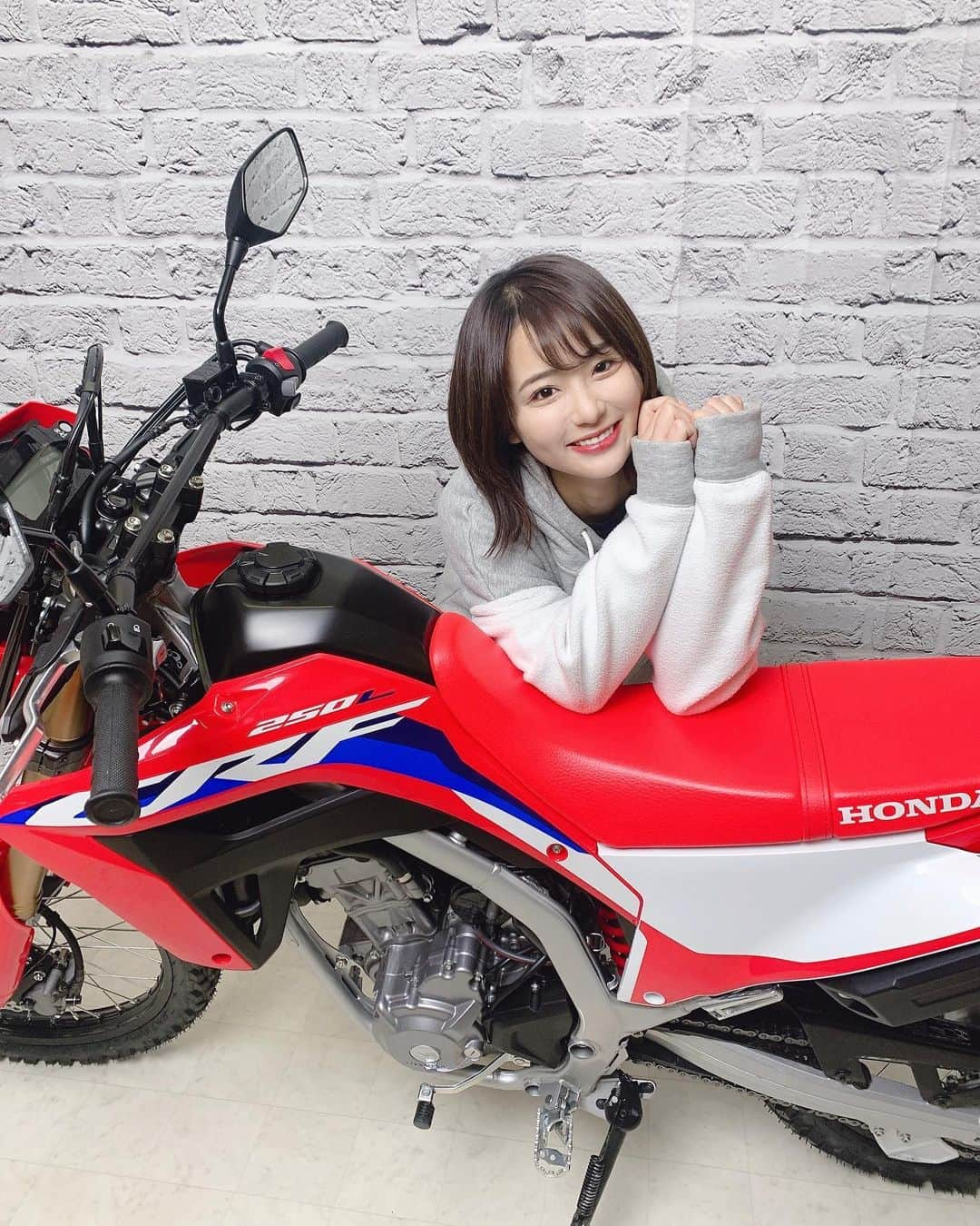 平嶋夏海さんのインスタグラム写真 - (平嶋夏海Instagram)「新型HONDA CRF 250L 私でも乗れるオフ車がここに！！！ #オートバイ女子部 #オト女 #webオートバイ #平嶋二輪　#バイク女子 #honda #crf250l #オフ車」1月26日 19時55分 - natsuminsta528