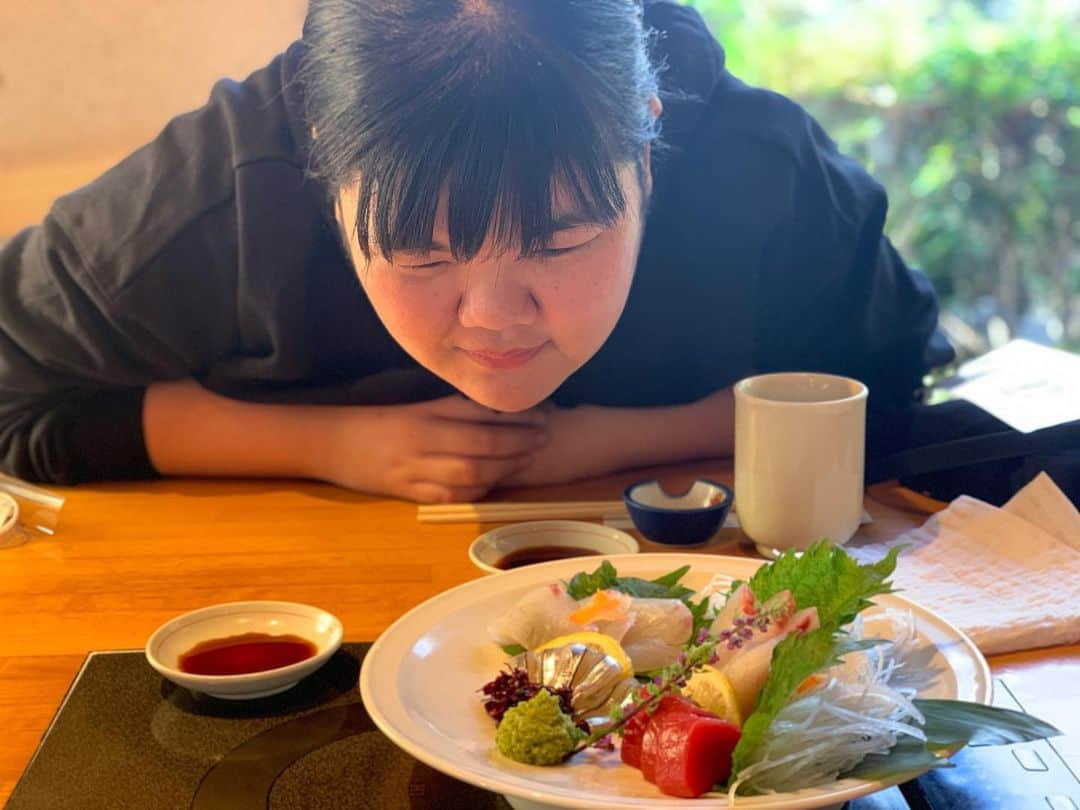 きりやはるかさんのインスタグラム写真 - (きりやはるかInstagram)「早く食べたいみたい #ぼる塾 #あんり #お刺身 #眺めている #鹿児島 #いちにいさん  #めちゃくちゃ #美味しかった #眺める #あなたも #愛おしい #可愛い #大好き」1月26日 19時55分 - kiriyaharuka