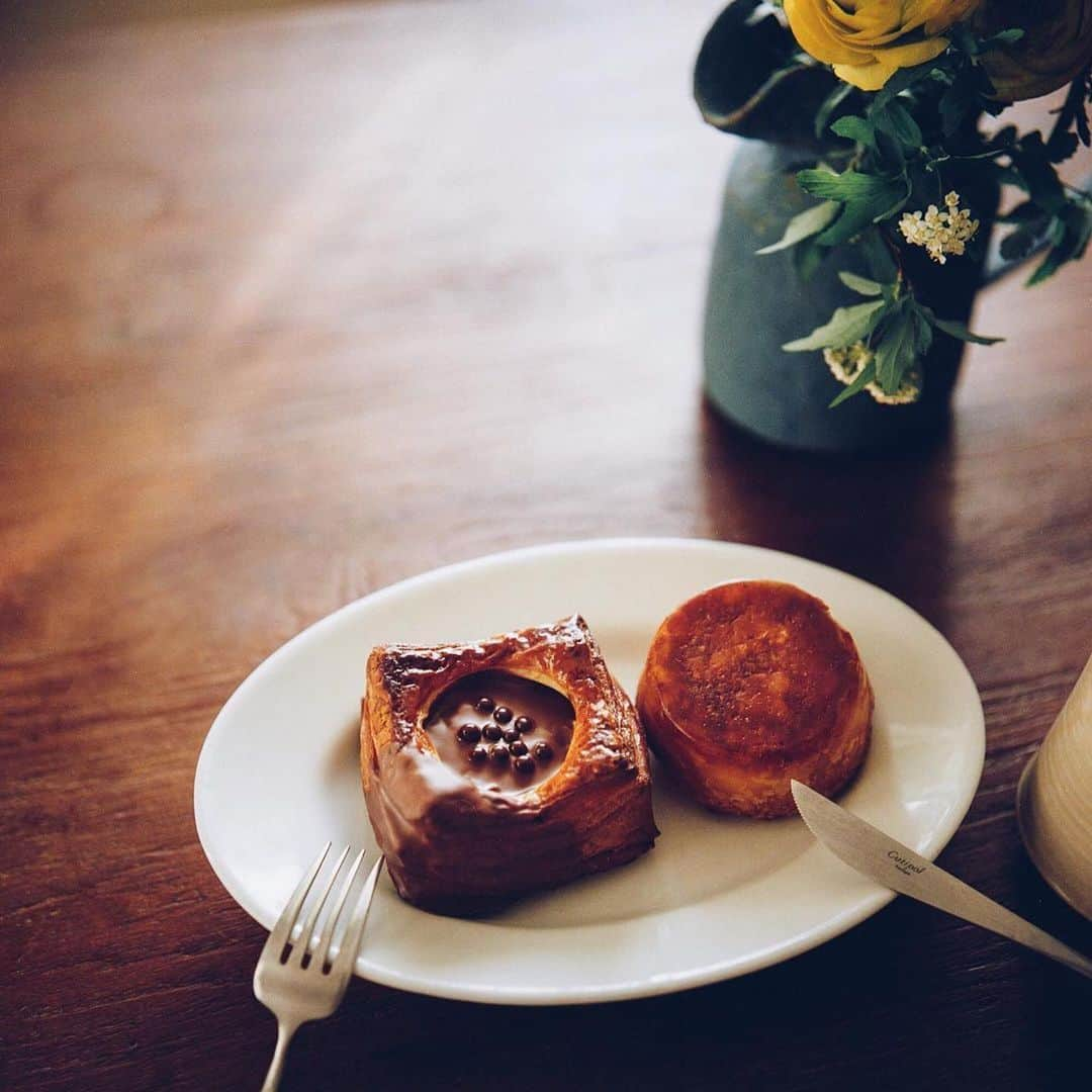 ANDERSEN アンデルセンさんのインスタグラム写真 - (ANDERSEN アンデルセンInstagram)「Cozy "hygge" break 🇩🇰﻿ ﻿ part.2 by @miki_rolleilife  ﻿ chocolate danish & Kouign Amann!﻿ Which one do you choose?﻿ ﻿ @higuccini さんの写真で食べたくなって﻿ いつものANDERSENへ﻿ ﻿ 冬の定番チョコレートデニッシュ﻿ ﻿ 24層のデニッシュ生地はサックサクで﻿ 下からチョコカスタードクリーム﻿ ザクザク食感のフィアンティーヌ﻿ さらにチョコレートが重なり﻿ トッピングはシリアルチョコ﻿ サクサクザクザク食感最高で﻿ たまらなく美味しい◎﻿ ﻿ 1月限定 とちおとめ苺のクイニーアマン﻿ ﻿ 表面はカリっと香ばしく﻿ 生地の中にはとちおとめ苺ジャムと﻿ クリームチーズフィリング〜◎﻿ ﻿ お気に入りの棚﻿ お気に入りの花器と花﻿ 至福のおやつ﻿ おうち時間を楽しく美味しく﻿ みなさんもhyggeな1日を﻿ ﻿ film camera Rolleiflex﻿ Carl Zeiss lens﻿ ﻿ ﻿ #rolleilife﻿ #miki_life﻿ #miki_home﻿ #ANDERSEN﻿ @andersen_official_jp ﻿ ﻿ #とちおとめ苺のクイニーアマン #クイニーアマン #アンデルセン #アンデルセンのパン #パンのある暮らし #パンのある生活 #パンスタグラム #パン大好き #ヒュッゲ #🇩🇰 ﻿ ﻿  #チョコレートデニッシュ #デニッシュ #デニッシュペストリー #チョコレート #チョコレートたっぷり」1月26日 19時55分 - andersen_official_jp