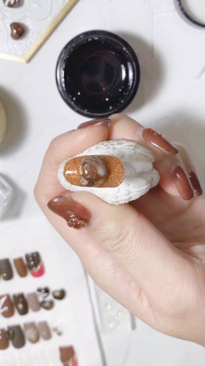なかやまちえこのインスタグラム：「全編は#youtube でご覧いただけます☺️  PREGEL・Betty gel・きまぐれキャット・PREANFA・PREXY商品は、⠀ ネイリストの方は↓ ⠀ プリモール @nail_premall ⠀ http://gelnailshop.com/ ⠀ ⠀ キャンディポケット @candypocket_official ⠀ http://www.beautysupport.jp/sm/script_main/shoptop.php ⠀ ⠀ セルフの方は↓ ⠀ ジョイアート @joyartofficial ⠀ http://joyart.biz/ ⠀ ⠀ にて購入頂けます☺️⠀⠀  ⠀ @pregelofficial @bettygel_official @prexyofficial @kimagure_cat_whim  #nail #nails #nailart #ネイル #美甲 #ネイルアート  #japanesenailart #manucure #japanesenails #manicurist #gelnails #أظافر #네일아트 #미용 #vẽmóng #ngườiđẹp  #เพ้นท์เล็บ #искусствоногтя #artedeuñas #เพ้นท์เล็บเจล #ジェルネイルデザイン #ネイルデザイン #senikuku #valentinenails #バレンタインネイル #バレンタイン #valentine #チョコレートネイル #chocolatenails」