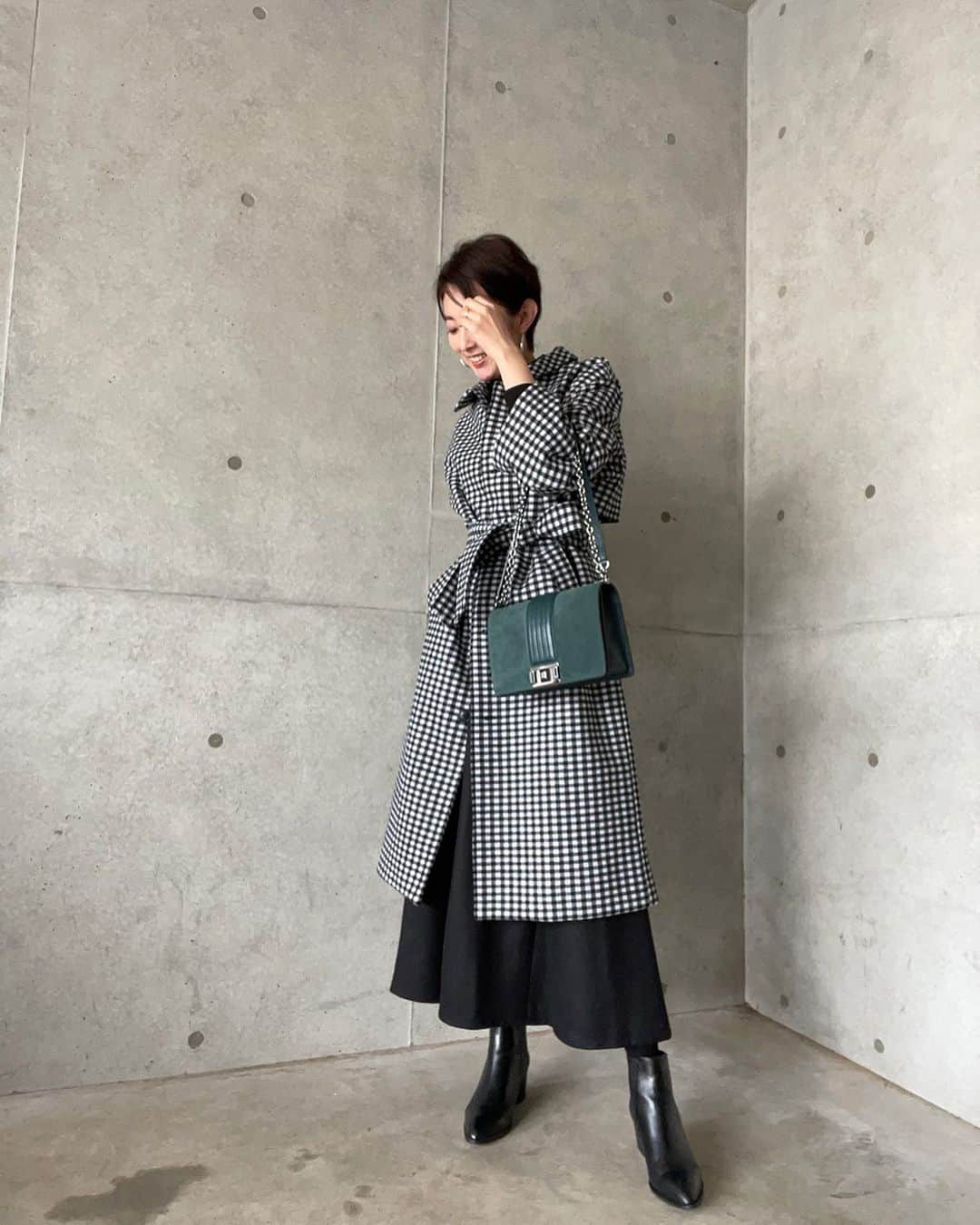 石井のり子のインスタグラム：「** #ootd 母もそろそろオシャレしようと思うよ🤭 * #デリージョ の皆様！OUTLETにフェルトタッチフレアスカート出てましたよ♡ 私は90㎝のSを買いました！ 本当に質が良くて嬉しいお値段♡♡ * coat @milaowen_official  skirt @styledeli_official  bag @furla  boots @elvio_zanon  * *  #outfit#coordinate#fashion#fashion style#ママコーデ#ママファッション」