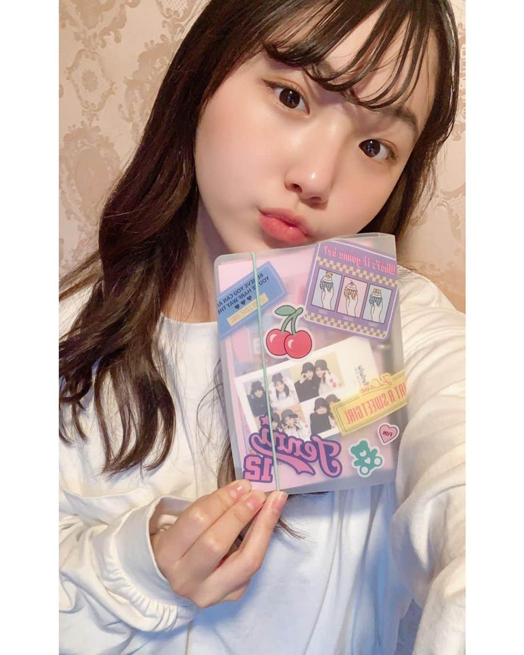 ニコ☆プチのインスタグラム：「ココのふろくの使い方😻 プリ帳の文化がまだ残っていてうれしい…🥳  こんにちは〜😆 みんなは、もう今月の付録！！ JENNI loveのシステム手帳は、使ってますかー？ 私は、自分らしい手帳になるように、 プリ手帳として使ってます✌🏻 クリアになってるから、お姉ちゃんとか、お友達と撮ったプリクラを挟んでます😊  シールもついているから、分かりやすく、楽にメモできるよー！ この手帳を見て、予定を忘れないようにしよう😉 みんなは、どうやって使ってる〜？🤔  #ニコプチ #ニコプチふろく #プチモのふろくの使い方  #ニコプチふろくのある生活  #ジェニィラブ #jennilove #ふろく #井口虹姫」