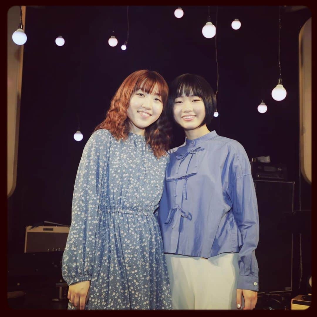 ゆりめりさんのインスタグラム写真 - (ゆりめりInstagram)「一年前、渋谷duoのワンマンで撮った写真... 2人ともだいぶ変わったな...🤣 Apple Musicなどでこの時のワンマンの映像が見れるようになったので、ぜひみんなチェックしてね✨✨ #渋谷duo #ゆりめり」1月26日 19時52分 - yurimeri_official