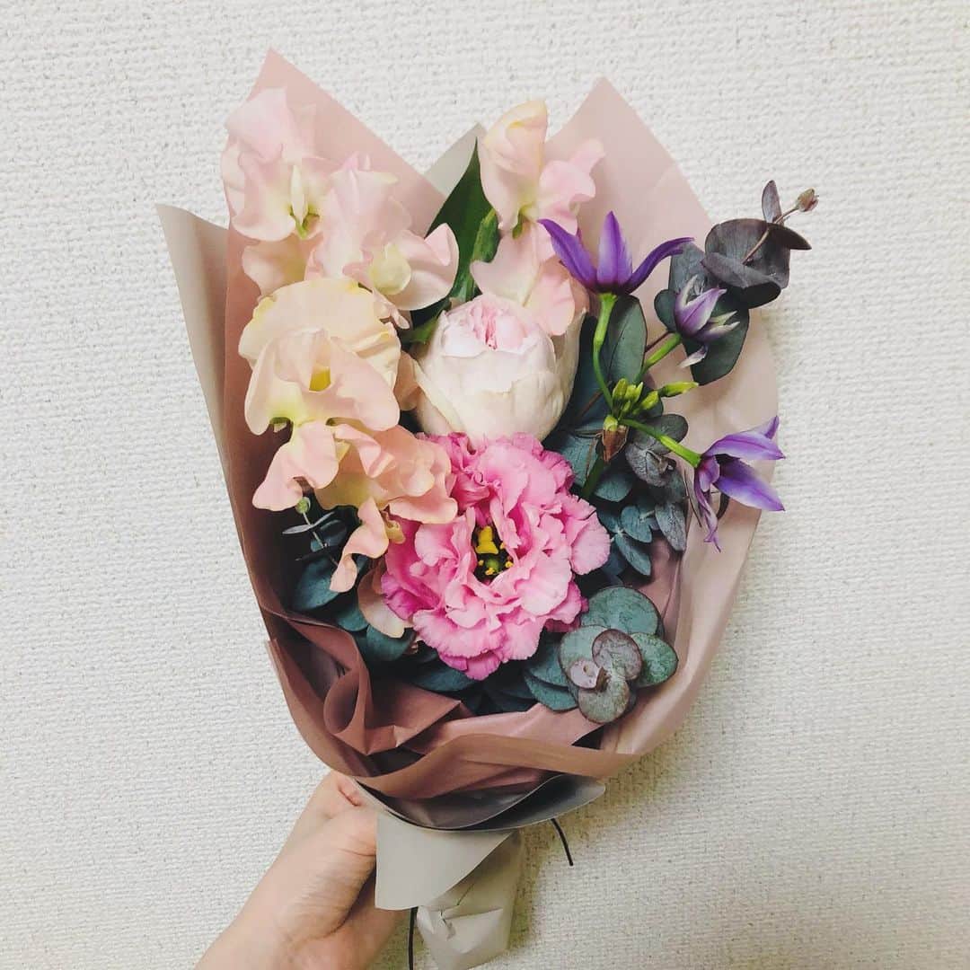 RUUNAのインスタグラム：「. . 昨日頂いたお花💐 色合い可愛くて幸せな気持ちになる。 . . #bouquet #bouquetofflowers  #flower #pink #white #green #purple #colour #like #happy #day #花束 #お花 #嬉しい #ピンク #ホワイト #グリーン #カラー」