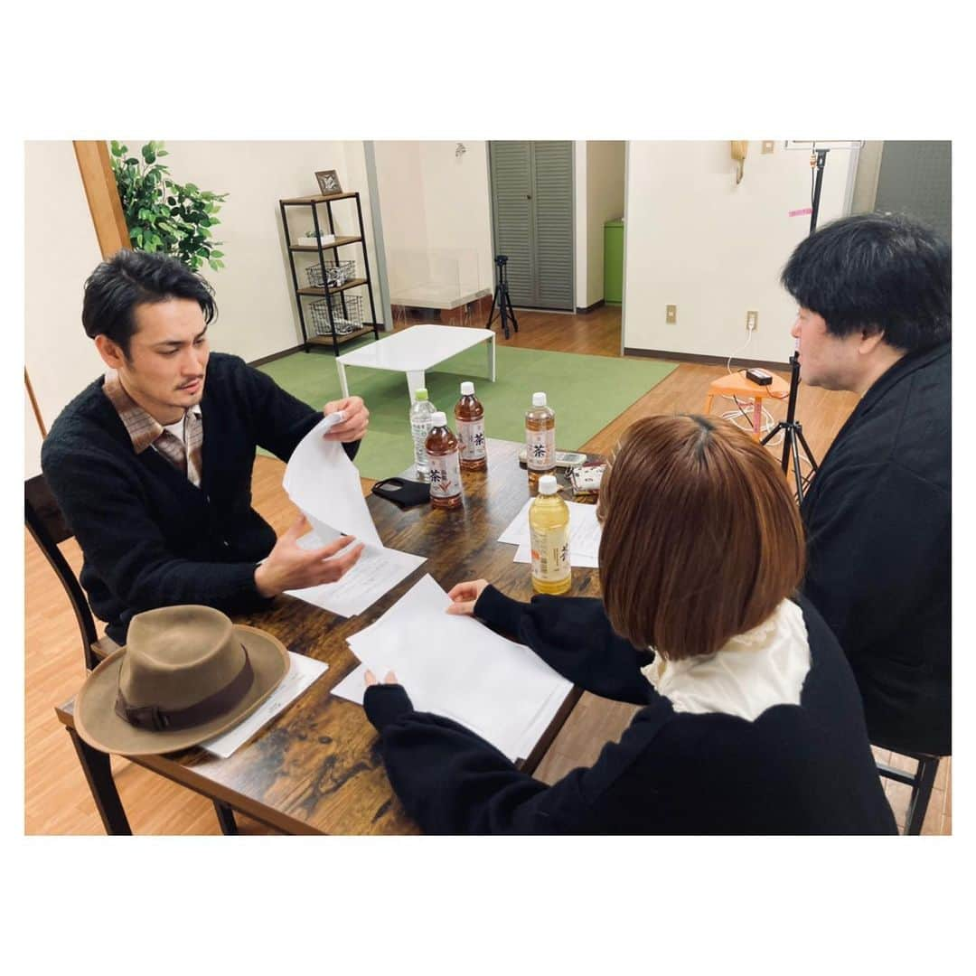 高木勝也さんのインスタグラム写真 - (高木勝也Instagram)「お勉強会﻿ ﻿ ﻿ 同じ事務所の須藤公一さんと松城凛ちゃんとNマネさんと。﻿ ﻿ 楽しかったなぁ。﻿ ﻿ 凛ちゃんは初めまして。﻿ この人絶対芝居好きやーーん！って一瞬でわかる感じ。見習うべき準備力。﻿ ﻿ 須藤さんは僕の大好きなドラマ「池袋ウエストゲートパーク」の時からテレビの前で見ていた方だったので一緒に芝居させて頂けたのが嬉しくて。続けていると面白い事が起きるもんですね。 ﻿ ﻿ 仕事絡み以外は極力外出を控えて一人でインプットしてる時間が圧倒的に多い今。﻿ ﻿ 凄く身になる時間でした。﻿ ﻿ そんな一日っ。 ﻿ 皆さんはどんな一日でしたか？  今日も一日お疲れ様でしたっ(^^)﻿ ﻿ 撮影時のみマスク外してます #須藤公一 #松城凛 #最後の写真は須藤さんの芝居面白くて笑っちゃってんね #太田プロドラマ部 #今日も一日お疲れ様でした」1月26日 19時54分 - katsuyoung__1128