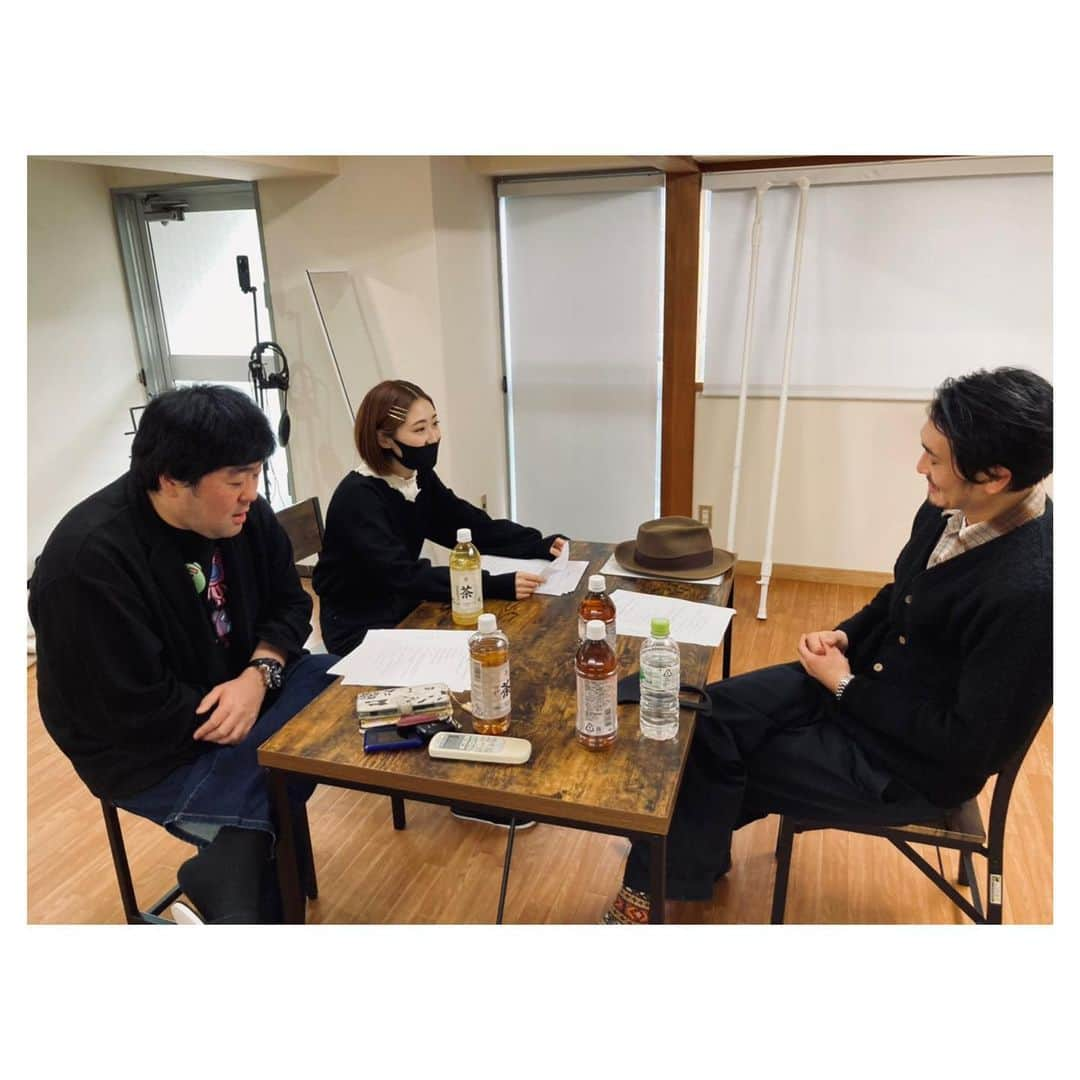 高木勝也さんのインスタグラム写真 - (高木勝也Instagram)「お勉強会﻿ ﻿ ﻿ 同じ事務所の須藤公一さんと松城凛ちゃんとNマネさんと。﻿ ﻿ 楽しかったなぁ。﻿ ﻿ 凛ちゃんは初めまして。﻿ この人絶対芝居好きやーーん！って一瞬でわかる感じ。見習うべき準備力。﻿ ﻿ 須藤さんは僕の大好きなドラマ「池袋ウエストゲートパーク」の時からテレビの前で見ていた方だったので一緒に芝居させて頂けたのが嬉しくて。続けていると面白い事が起きるもんですね。 ﻿ ﻿ 仕事絡み以外は極力外出を控えて一人でインプットしてる時間が圧倒的に多い今。﻿ ﻿ 凄く身になる時間でした。﻿ ﻿ そんな一日っ。 ﻿ 皆さんはどんな一日でしたか？  今日も一日お疲れ様でしたっ(^^)﻿ ﻿ 撮影時のみマスク外してます #須藤公一 #松城凛 #最後の写真は須藤さんの芝居面白くて笑っちゃってんね #太田プロドラマ部 #今日も一日お疲れ様でした」1月26日 19時54分 - katsuyoung__1128