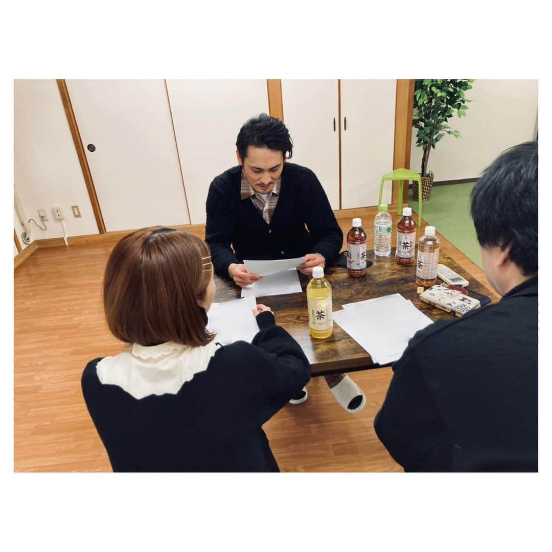 高木勝也さんのインスタグラム写真 - (高木勝也Instagram)「お勉強会﻿ ﻿ ﻿ 同じ事務所の須藤公一さんと松城凛ちゃんとNマネさんと。﻿ ﻿ 楽しかったなぁ。﻿ ﻿ 凛ちゃんは初めまして。﻿ この人絶対芝居好きやーーん！って一瞬でわかる感じ。見習うべき準備力。﻿ ﻿ 須藤さんは僕の大好きなドラマ「池袋ウエストゲートパーク」の時からテレビの前で見ていた方だったので一緒に芝居させて頂けたのが嬉しくて。続けていると面白い事が起きるもんですね。 ﻿ ﻿ 仕事絡み以外は極力外出を控えて一人でインプットしてる時間が圧倒的に多い今。﻿ ﻿ 凄く身になる時間でした。﻿ ﻿ そんな一日っ。 ﻿ 皆さんはどんな一日でしたか？  今日も一日お疲れ様でしたっ(^^)﻿ ﻿ 撮影時のみマスク外してます #須藤公一 #松城凛 #最後の写真は須藤さんの芝居面白くて笑っちゃってんね #太田プロドラマ部 #今日も一日お疲れ様でした」1月26日 19時54分 - katsuyoung__1128