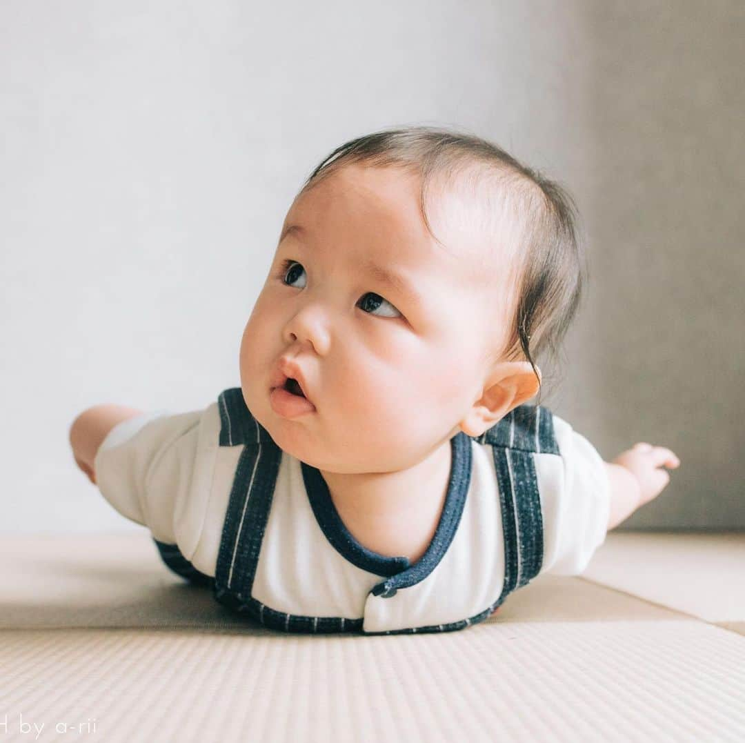 Lovegraph_Kids ラブグラフキッズさんのインスタグラム写真 - (Lovegraph_Kids ラブグラフキッズInstagram)「👶🏻✈️ ㅤㅤㅤ 飛行機ぶんぶんがお気に入りのご様子🤣🤣❤︎ ハーフバースデーお祝いのおうち撮影でした🎂✨ ㅤㅤㅤ photographer @a_rii_lovegraph ㅤㅤㅤ ୨୧┈┈┈┈୨୧ ㅤㅤㅤ 出張撮影Lovegraphで撮影したお子さま・ファミリーの写真を毎晩投稿しています☺️✩︎⡱ ㅤㅤㅤ 載せてほしい写真(例：姉妹写真・おうち写真・3歳の女の子などなど)のリクエストはコメント欄へどうぞ५✍❤︎ ㅤㅤㅤ ୨୧┈┈┈┈୨୧ ㅤㅤㅤ 撮影プラン💁‍♀️🌼 ㅤㅤㅤ ❁︎ライトプラン 9,800円/10枚 ※エリア限定・カメラマンはお任せになります ㅤㅤㅤ ❁︎スタンダードプラン(全国) 23,800円/75枚〜 ※人気のプラン！ ※エリアやによってはご希望日程で対応できない場合もございます ㅤㅤㅤ その他のプランやオプション、撮影お申し込みはプロフィールURLからどうぞ☺️✈︎ ㅤㅤㅤ ୨୧┈┈┈┈୨୧ ㅤㅤㅤ #ラブグラフ #Lovegraph #幸せな瞬間をもっと世界に ㅤㅤㅤ #ママリ #コドモノ #子どもとお出かけ #子どもと暮らす #子どものいる暮らし #ig_kids #ig_kidsphoto #super_japan_channel #おうち時間 #うちで過ごそう #おうちスタジオ #おうち撮影 #ハーフバースデー #ハーフバースデーフォト #飛行機ぶんぶん」1月26日 20時03分 - lovegraph_kids