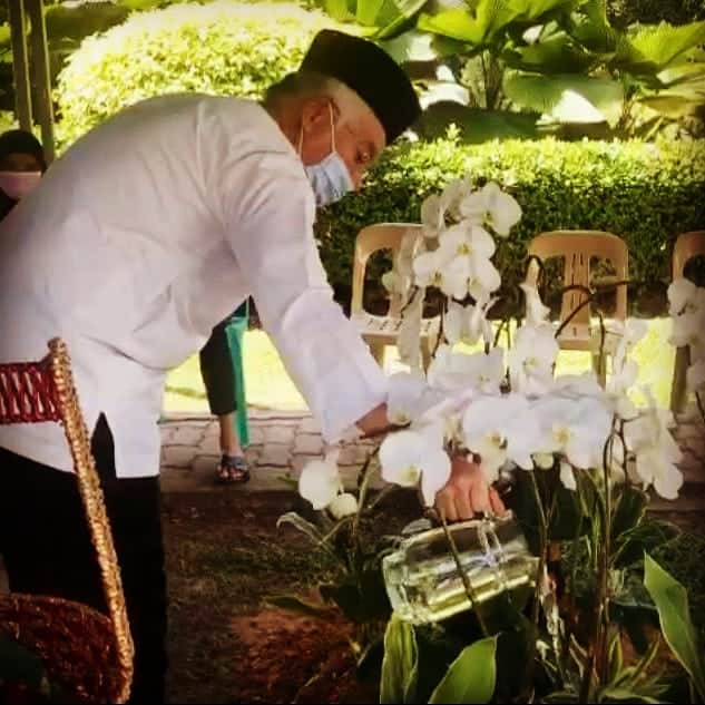 ナジブ・ラザクのインスタグラム：「Kadang kala, ada masanya kita berasa segalanya telah terlambat.  Banyak yang saya nak cakap dengan bonda.  Banyak tempat yang saya nak pergi melawat, bawa bonda bersama.  Hargailah setiap masa yang kita ada.  Dengan yang tercinta.  Hari ini, genap 40 hari berlalu bonda meninggalkan kami.  Saya tidak dapat lagi panggil mummy.  Nak dengar suara bonda tak berpeluang lagi.  Bonda selalu telefon, tanya bila nak balik makan bersama. Rindu Adam dan semua anak cucu katanya.  Sejak beberapa minggu pemergian bonda, masih terasa kesedihan ini.  Dahulunya saya cuba meluangkan seberapa banyak masa bersama bonda. Tetapi saya rasa mungkin saya boleh luangkan lebih banyak masa untuk bonda dan keluarga.  Teringat segala kenangan manis ketika bersamanya.  Tidak cukup, tidak cukup rasanya.  Tetapi apakan daya. Allah SWT lebih menyayangi bonda.  Saya mohon saudara-saudari sama-sama sedekahkan Al-Fatihah buat bonda saya.  Semoga roh bonda dicucuri rahmat dan ditempatkan bersama mereka yang beriman.  Semoga bonda tenang di sana.  (Gambar hari ke-7 pemergian bonda)」