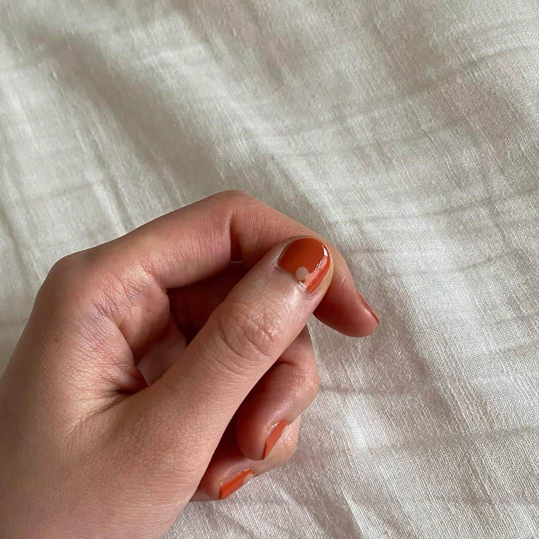 mar.ayaさんのインスタグラム写真 - (mar.ayaInstagram)「久々のネイル🍊 カラーネイルにしたくてオレンジに。 . #nailcolor #selfnail」1月26日 20時03分 - mar.aya