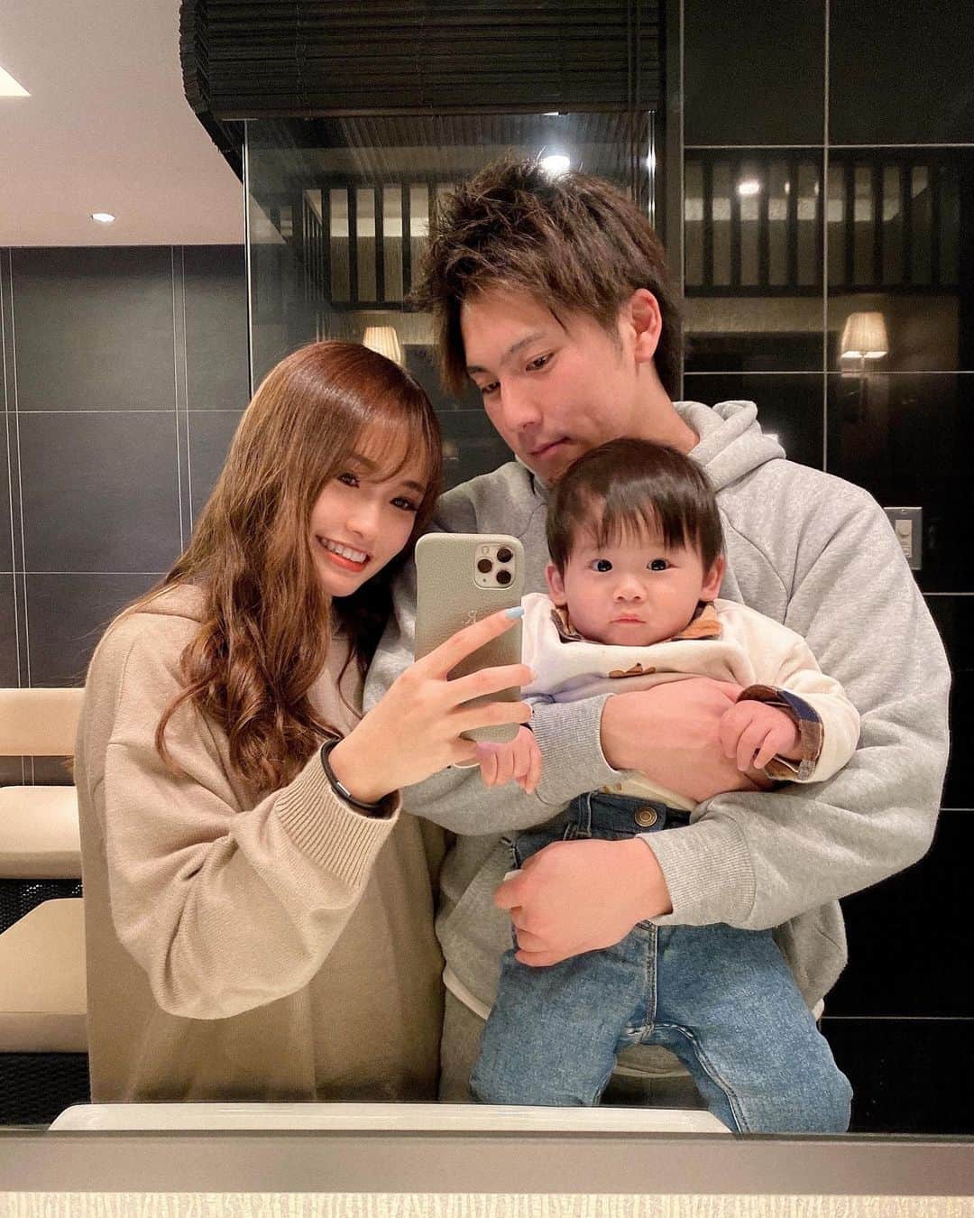 のインスタグラム：「. . 家族風呂行った時の♨️ お風呂入る前に3人で☺️✌🏽 またここのお風呂行きたいな〜🧺 家じゃ中々ゆっくりできひんしな😂笑 . この時のコーデは @kobe_lettuce のセットアップ🤎 楽ちんすぎて家でもめっちゃ着てる🙆🏽‍♀️ ストーリーに全身載せるね✔️ . . #家族風呂 #お風呂 #温泉 #虹の湯 #家族 #家族写真 #family #familyphoto #男の子ママ #ママコーデ #ママファッション #セットアップ #kobelettuce #神戸レタス #pr #男の子ベビー #男の子baby #生後10ヶ月 #10ヶ月ベビー #ベビー #ootd #fashion #code #outfit」