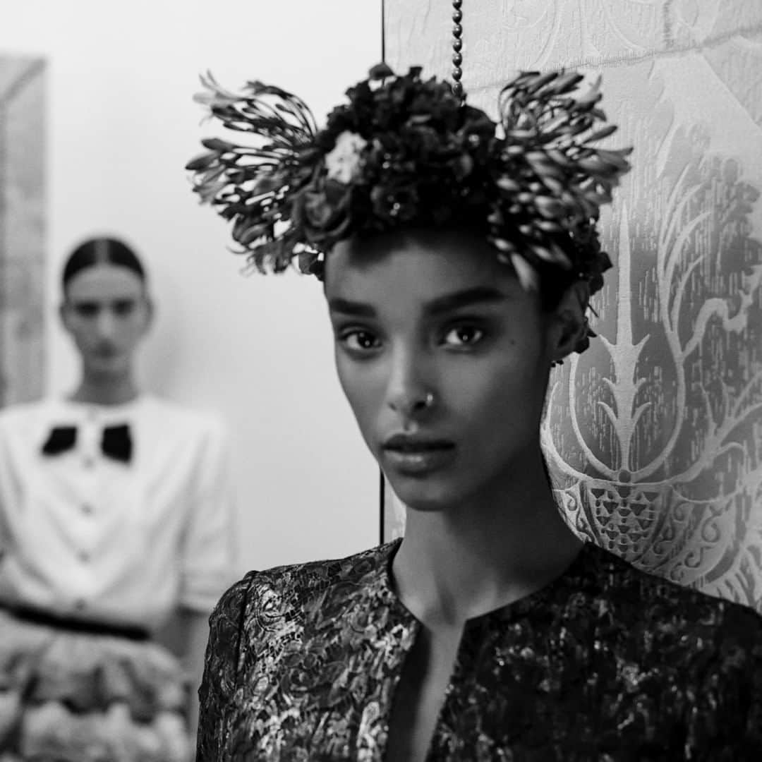 シャネルさんのインスタグラム写真 - (シャネルInstagram)「Family portraits before the show — models Malika Louback and Chai Maximus in looks from the upcoming CHANEL Spring-Summer 2021 Haute Couture collection.  Part of a series photographed by Anton Corbijn in the Haute Couture Salons at 31 rue Cambon in Paris.  The film of the show will be revealed at 2pm Paris time on Tuesday, January 26th.  See more at chanel.com  #CHANELHauteCouture #CHANEL #CHANELShow @Le19M #Le19M @Maison_Lemarie #MaisonLemarie @AtelierMontex #AtelierMontex @AntonCorbijn4real #AntonCorbijn @MalikaLouback @Chaikra」1月26日 20時00分 - chanelofficial