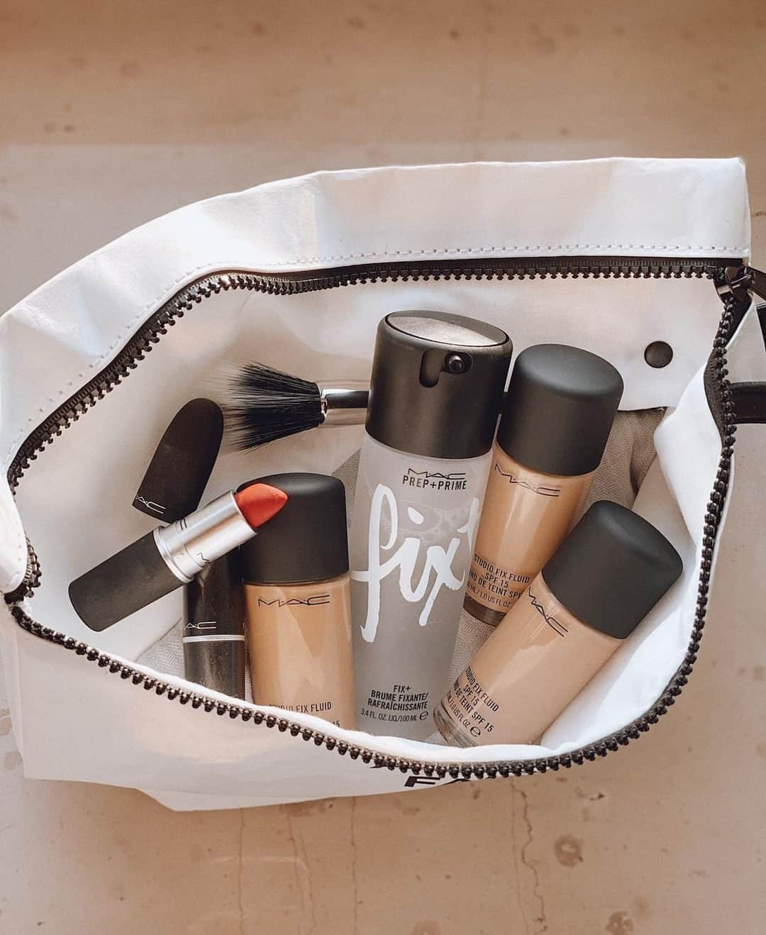 M•A•C Cosmetics Franceさんのインスタグラム写真 - (M•A•C Cosmetics FranceInstagram)「M•A•C - ESSENTIELS  Créez votre trousse de produits essentiels !  Prenez rendez-vous pour un service de 20 min gratuit avec un makeup artist sur notre site pour un focus yeux, bouche ou teint 😉  Posez lui toutes vos questions, il vous aidera à déterminer vos essentiels makeup ! 🙌   Crédit :  @a_leksandraa @maccosmeticsrussia #MACCosmetics #MACCosmeticsFrance #makeup #MACStudioFix  #MACMEUP #MACMAKEUPMAGICIAN」1月26日 20時00分 - maccosmeticsfrance