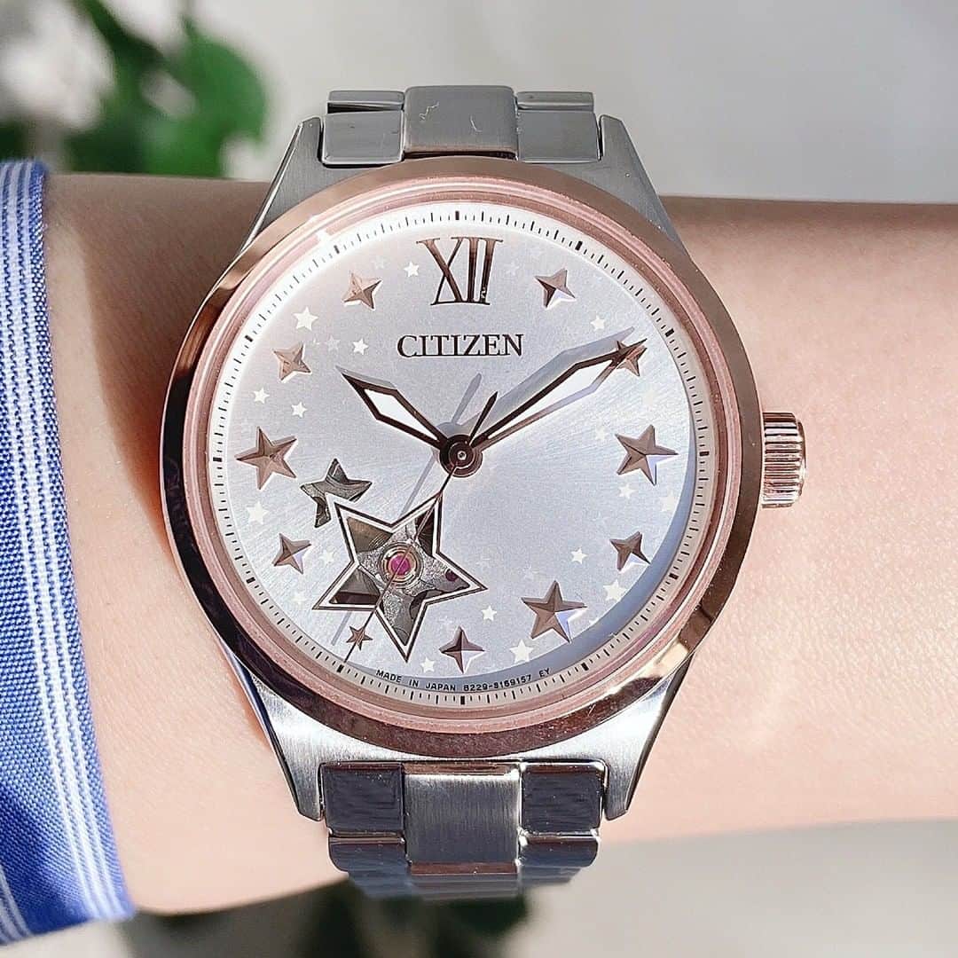 CITIZEN（シチズン時計）さんのインスタグラム写真 - (CITIZEN（シチズン時計）Instagram)「おうちでもゆっくり時計を眺めたい方に😃 ・ ★デザインのメカニカル（機械式）ウオッチのご紹介です。 ・ 機械式時計×キュートなデザインが魅力の『シチズンコレクション』メカニカル　レディスモデル。 ・ 機械式時計はクラシカルな印象ですが、こんなキュートなデザインもCITIZENにあるのです😳 ・ ７時位置と裏ぶたからは、ムーブメントの動く様子を愉しむことも。 ・ 外にお出かけしなくても、りゅうずを巻いて、お家でカチコチ動く様子を眺めるのも 素敵な時間ですね😄 ・ インデックスの星デザインは立体的な仕様、金属文字板の艶やかなデザインも高級感があります。ぜひ機会がございましたら実物をご覧いただけると嬉しいです😄 ・ 商品の詳細は @citizenwatchjp ストーリーズのリンクよりご覧ください！ ・ 【時計　１枚目　シチズンコレクションPC1009-78B　¥46,200(税込) (税抜価格 ¥42,000)　】 ・ 【時計　２枚目（レザーバンド）　シチズンコレクション　PC1009-27M ¥44,000(税込) (税抜価格 ¥40,000)】 ・ #シチズン #時計 #腕時計 #watch #watches #japanwatch #citizenwatch #マイシチズン #シチズンコレクション #機械式時計  #ブラウスコーデ  #シャツコーデ  #冬コーデ #限定モデル #アクセサリー #手元くら部 #時計好き #限定モデル #春ファッション #ブルーコーデ #機械式時計 #シチズンコレクション #メカニカルウオッチ #star  #twinkle  #星  #星空  #春コーデ #星柄  #星好きな人と繋がりたい」1月26日 20時00分 - citizenwatchjp
