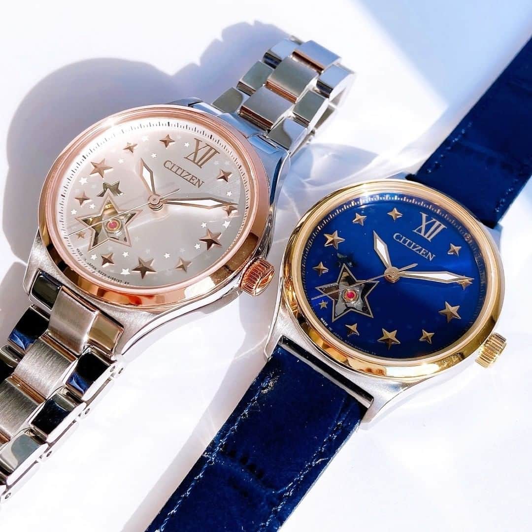 CITIZEN（シチズン時計）さんのインスタグラム写真 - (CITIZEN（シチズン時計）Instagram)「おうちでもゆっくり時計を眺めたい方に😃 ・ ★デザインのメカニカル（機械式）ウオッチのご紹介です。 ・ 機械式時計×キュートなデザインが魅力の『シチズンコレクション』メカニカル　レディスモデル。 ・ 機械式時計はクラシカルな印象ですが、こんなキュートなデザインもCITIZENにあるのです😳 ・ ７時位置と裏ぶたからは、ムーブメントの動く様子を愉しむことも。 ・ 外にお出かけしなくても、りゅうずを巻いて、お家でカチコチ動く様子を眺めるのも 素敵な時間ですね😄 ・ インデックスの星デザインは立体的な仕様、金属文字板の艶やかなデザインも高級感があります。ぜひ機会がございましたら実物をご覧いただけると嬉しいです😄 ・ 商品の詳細は @citizenwatchjp ストーリーズのリンクよりご覧ください！ ・ 【時計　１枚目　シチズンコレクションPC1009-78B　¥46,200(税込) (税抜価格 ¥42,000)　】 ・ 【時計　２枚目（レザーバンド）　シチズンコレクション　PC1009-27M ¥44,000(税込) (税抜価格 ¥40,000)】 ・ #シチズン #時計 #腕時計 #watch #watches #japanwatch #citizenwatch #マイシチズン #シチズンコレクション #機械式時計  #ブラウスコーデ  #シャツコーデ  #冬コーデ #限定モデル #アクセサリー #手元くら部 #時計好き #限定モデル #春ファッション #ブルーコーデ #機械式時計 #シチズンコレクション #メカニカルウオッチ #star  #twinkle  #星  #星空  #春コーデ #星柄  #星好きな人と繋がりたい」1月26日 20時00分 - citizenwatchjp