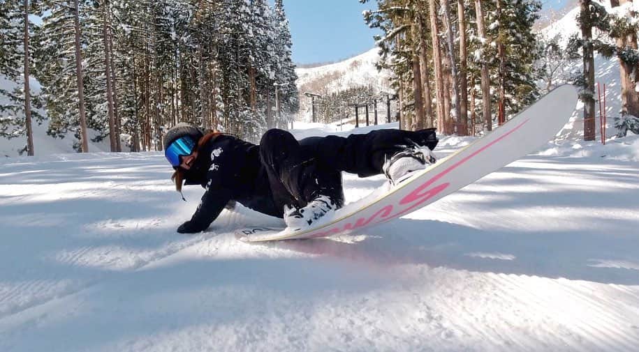 hoshinofumikaのインスタグラム：「NEW🎬link in my bio✔️ 神立スノーリゾート🏝を上から下まで まったり滑ってきました❤️ 動画はYouTubeにアップしました〜😊 @fumika_hoshino のプロフィールリンクより ご覧になれます✌️ まったり見てねー😆 カメラマンは誰でしょうか？ 答えをコメント欄に書いてね✏️💜 . . . . @insta.kandatsu  @sims_snowboards_jp  @roxyjapan  @charlie_trading  @electric_snow  @powgloves  #snowboarding #snowboard #snow #winter #japan #ootd #スノーボード #スノボ #スノボー #スノボ女子 #グラトリ #パウダー #kandatsu #japan #snow #winter #スノボ好きな人と繋がりたい #冬 #スキー場 #スキー #神立スノーボード　#KSR #優しいリゾート #盗まれない #無くしたものは戻ってくる場所　#女の子に優しいリゾート #simsnowgirl #roxy #roxyjapn #roxysnow #whostv」