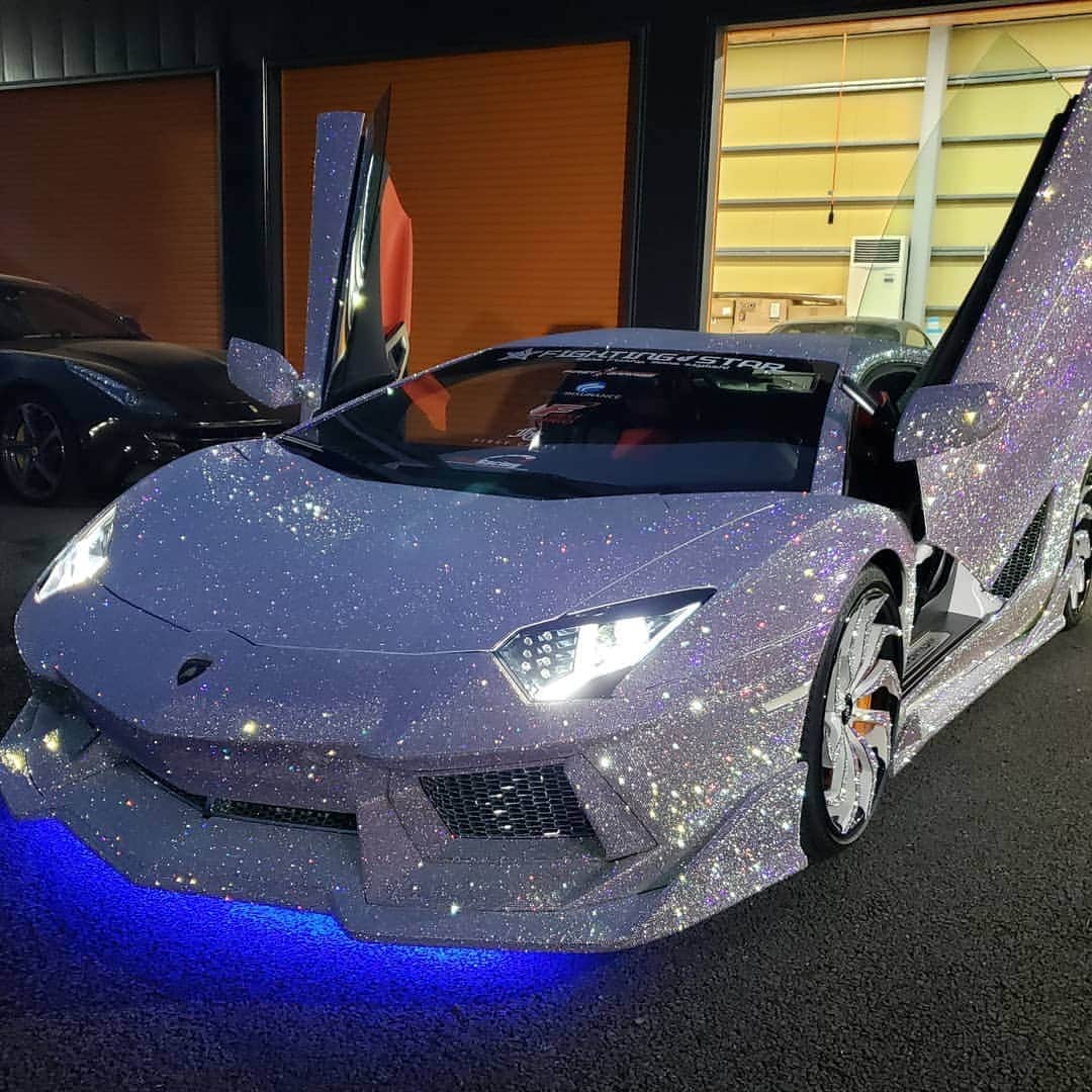 のインスタグラム：「「現役レースクイーンランボルギーニを買う」supported by firstgarage  ついに完成しました！ オールスワロフスキーのランボルギーニアヴェンタードールです♡  なんとスワロ165万粒（60キロ） 約10ヶ月かかりました。 間違いなく世界に一つのランボです！！  オーロラのスワロは昼は角度によってピンクに光ったり青に光ったりシルバーに光ったりで楽しませてくれる  夜は宝石箱ひっくり返したのかってくらいの輝きでずっと見てられるくらいキラキラして感動した。  ○ィズニーランドにいるのかなぁっていう気分になった😢  想像はるかに超えた仕上がりに大満足だし誰もが3度見くらいするランボさんです！  ホイール、マフラーにもこだわり、ウィングも変更しました。 アンダーにブルーのライトと前と後ろに電飾が品よくついてます。  生で見るとね大迫力なんだよ。  #lamborghini  #aventador  #swarovski  #sportscar #race #custom   #車 #バイク #スポーツカー #model #racequeen #camera #photograph #mc #レースクイーン #モデル #コス #ヘア #style #Japanesegirl #角色扮演 #闲置 #아이돌 #모델 #코스프레 #그라비아 #anime ##」