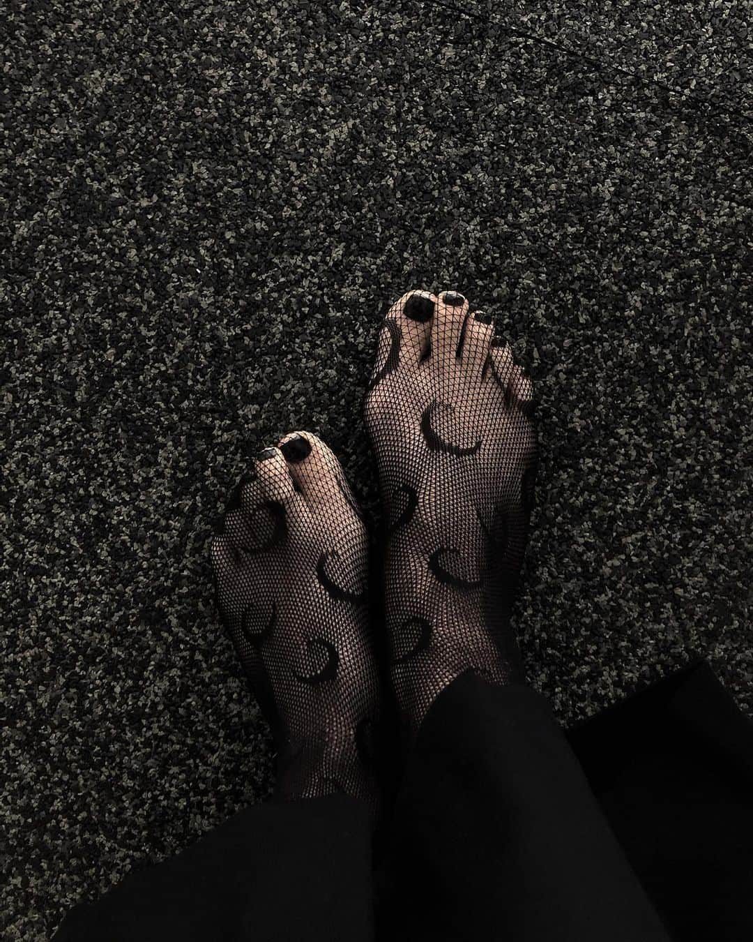 中村くるみさんのインスタグラム写真 - (中村くるみInstagram)「Black foot nails 👣♥  Thx @___h.i.y.o.r.i」1月26日 20時07分 - __k_r_m__
