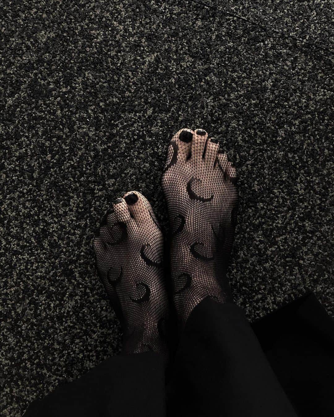 中村くるみのインスタグラム：「Black foot nails 👣♥  Thx @___h.i.y.o.r.i」
