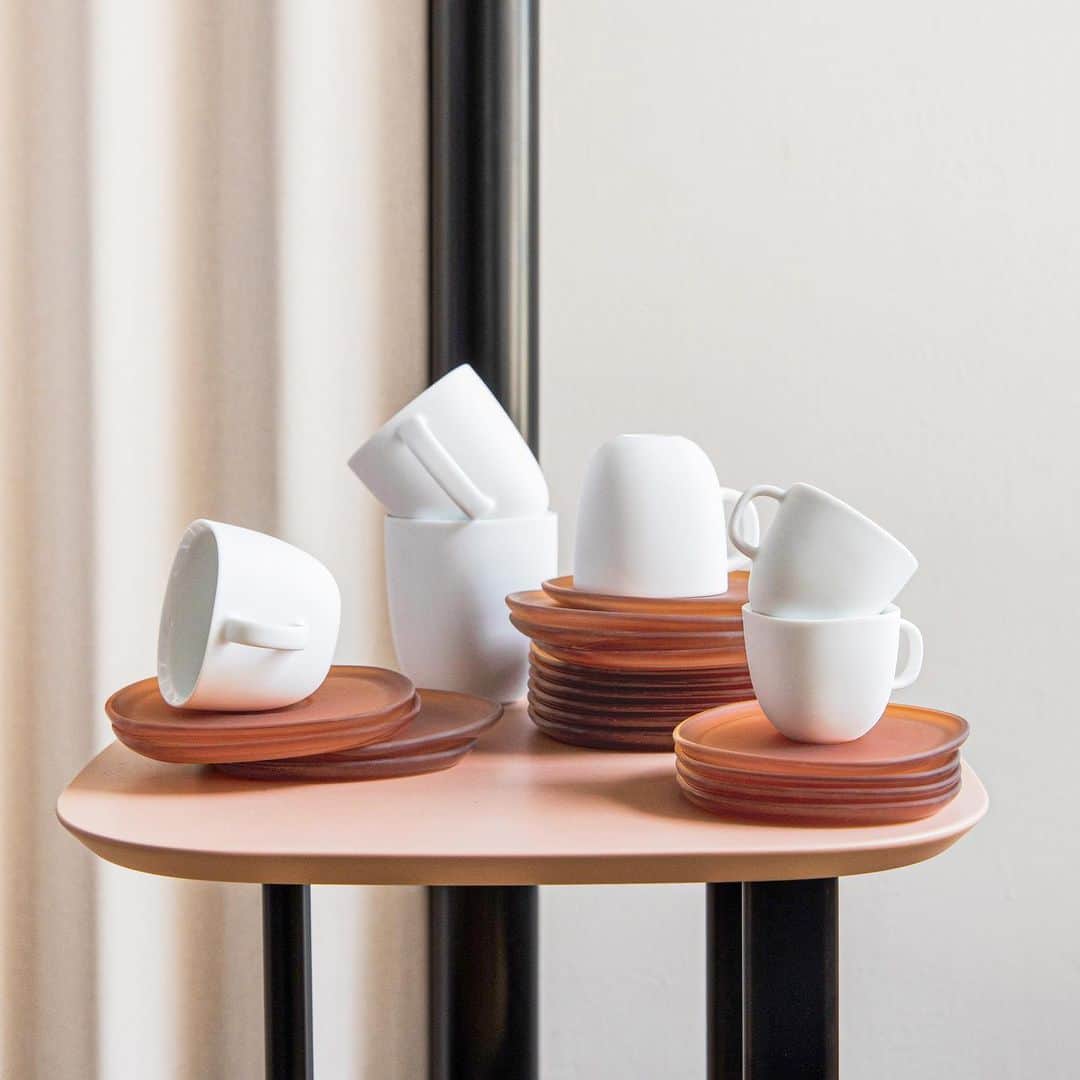 Nespressoのインスタグラム：「Presenting our #LumeCollection, created in collaboration with Milanese designer @federicabiasistudio.  A reinterpretation of the classic Italian espresso cup, each cup captures a sophisticated yet timeless design and are available in 5 sizes: espresso, lungo, gran lungo, cappuccino and coffee mug.  Modern and elegant, these porcelain cups elevate our coffee moments. Have you tried them yet?  Photos: @virginiegarnier  #Nespresso #NespressoMoments #LUMECollection」