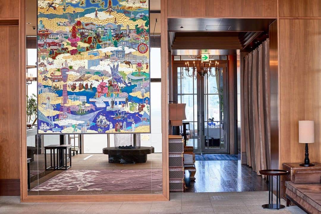 のインスタグラム：「. [ 鴻崎 正武「TOUGEN-KOBE-」2012-2013 ]  ORIENTAL HOTEL最上階のフロント横には、 アーティスト鴻崎 正武氏の手掛ける 「TOUGEN」シリーズのうちの1つが飾られています。  古代中国の理想郷「桃源郷」をテーマに 多視点から成る平面上に盛り上げた金銀箔の雲を散らし、 雲間に点在するキメラ風の動植物や未来の乗り物、 黙示録に出てくるような異界の生物や事物が 画面を埋め尽くすこの作品シリーズ。  当館のものは「神戸」をテーマに描き上げられており、 北野の異人館にポートタワー、中華街や歴史上の人物など 神戸にまつわるモチーフによって構成されています。  洛中洛外図を想起させる絢爛なスタイルが 世界中のアートファンの間で愛されている鴻崎氏の作品。  ORIENTAL HOTELへお越しの際は、 是非細かいところまでじっくり眺めてみてください。  #オリエンタルホテル #鴻崎正武 #tougen」