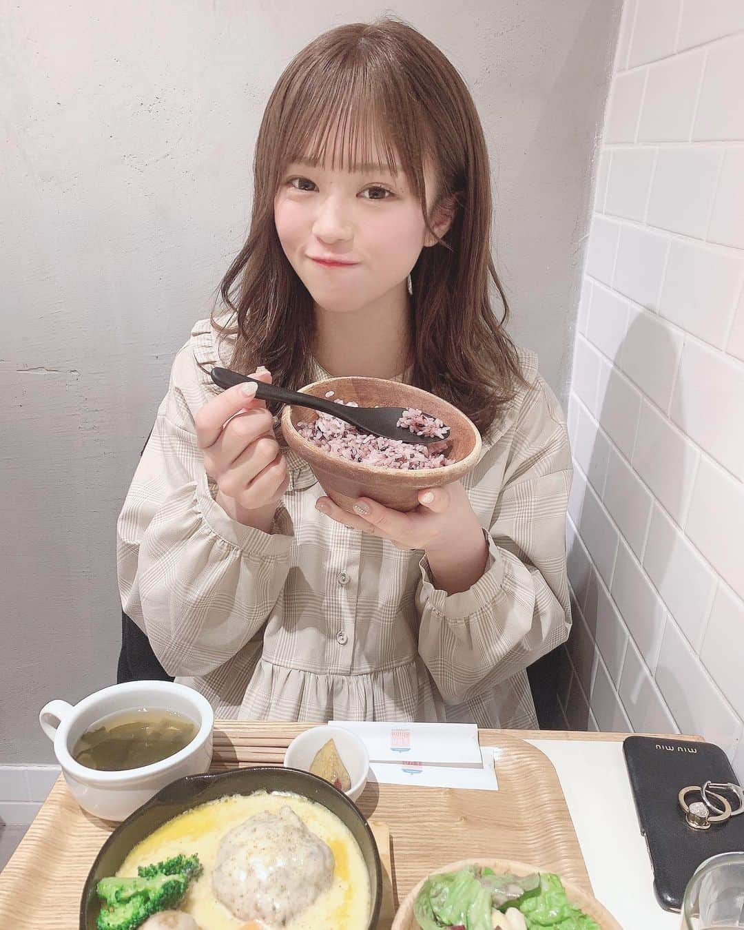 葉月沙耶さんのインスタグラム写真 - (葉月沙耶Instagram)「ごはんもりもり食べた日の写真っ ̫ -˘♡♡  寝起きで浮腫みすぎて顔のコンディションダメダメなんだけど、、、少し控えめに過ごしたあとの久しぶりのごはんが美味しすぎて幸せだった人です(*´艸`)♡♡  はぁ、ご飯ってなんでこんな美味しいんんん〜、誰か教えて🤤♡  ニヤニヤしすぎ(´౿`)♡笑  #新宿グルメ #merryjenny #メリージェニー #ゆるふわ巻き #デート風 #デート服 #ワンピース #レトロコーデ #襟付きワンピース #ごはん日記 #ハンバーグプレート #ご飯が美味しい」1月26日 20時09分 - sayapon_310