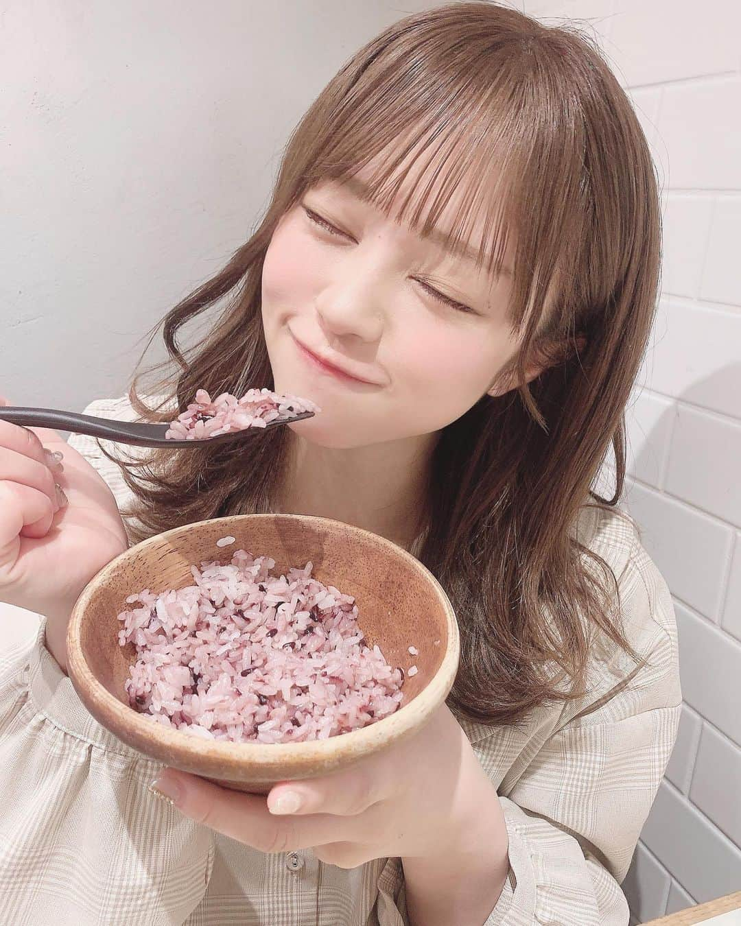 葉月沙耶さんのインスタグラム写真 - (葉月沙耶Instagram)「ごはんもりもり食べた日の写真っ ̫ -˘♡♡  寝起きで浮腫みすぎて顔のコンディションダメダメなんだけど、、、少し控えめに過ごしたあとの久しぶりのごはんが美味しすぎて幸せだった人です(*´艸`)♡♡  はぁ、ご飯ってなんでこんな美味しいんんん〜、誰か教えて🤤♡  ニヤニヤしすぎ(´౿`)♡笑  #新宿グルメ #merryjenny #メリージェニー #ゆるふわ巻き #デート風 #デート服 #ワンピース #レトロコーデ #襟付きワンピース #ごはん日記 #ハンバーグプレート #ご飯が美味しい」1月26日 20時09分 - sayapon_310