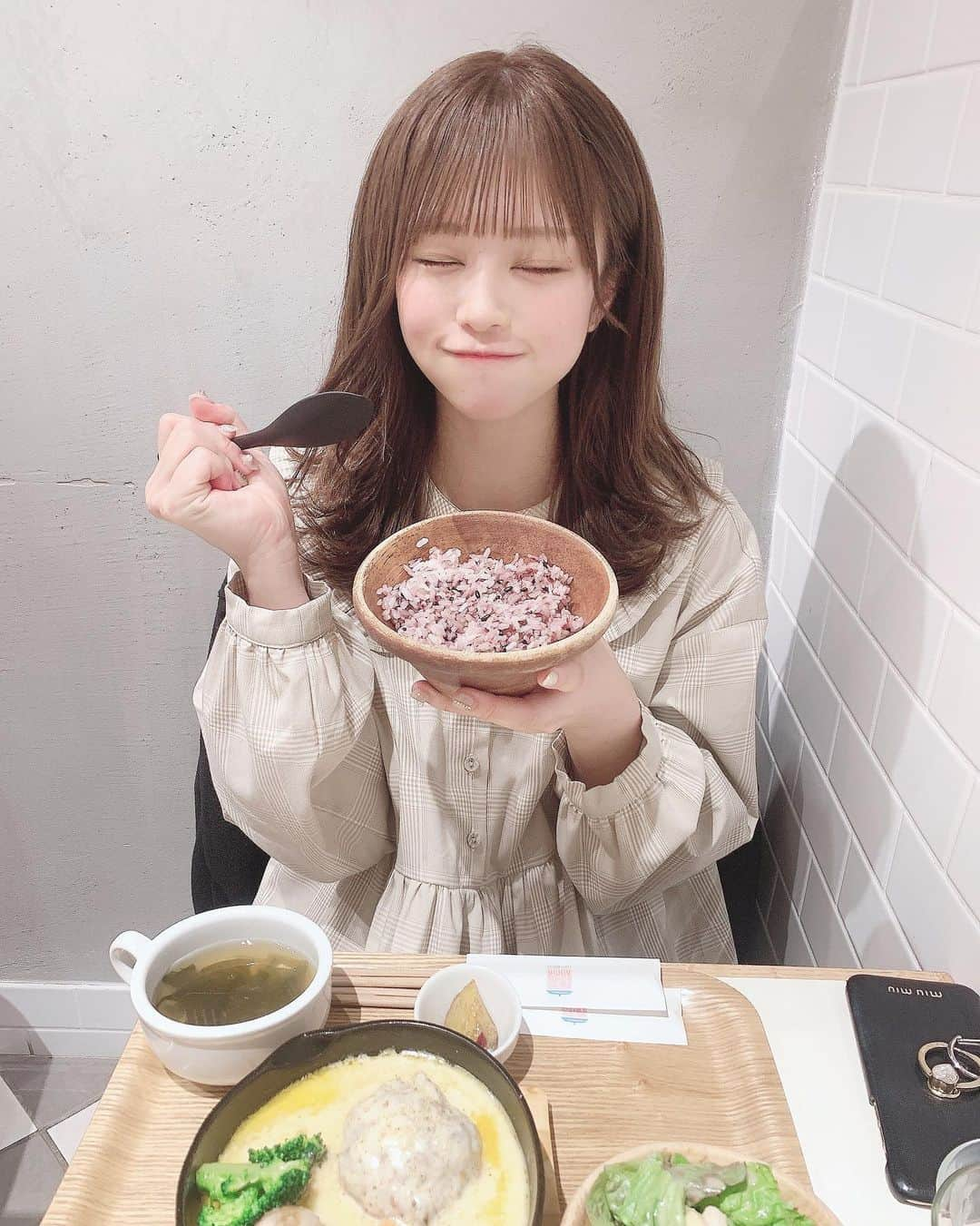 葉月沙耶さんのインスタグラム写真 - (葉月沙耶Instagram)「ごはんもりもり食べた日の写真っ ̫ -˘♡♡  寝起きで浮腫みすぎて顔のコンディションダメダメなんだけど、、、少し控えめに過ごしたあとの久しぶりのごはんが美味しすぎて幸せだった人です(*´艸`)♡♡  はぁ、ご飯ってなんでこんな美味しいんんん〜、誰か教えて🤤♡  ニヤニヤしすぎ(´౿`)♡笑  #新宿グルメ #merryjenny #メリージェニー #ゆるふわ巻き #デート風 #デート服 #ワンピース #レトロコーデ #襟付きワンピース #ごはん日記 #ハンバーグプレート #ご飯が美味しい」1月26日 20時09分 - sayapon_310