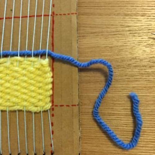 HoiClue♪ [ほいくる]さんのインスタグラム写真 - (HoiClue♪ [ほいくる]Instagram)「＼毛糸の手織りコースター／  毛糸の触り心地があったか〜い手作りコースター🧶  手先を使いながら、ゆっくり、じっくり…できあがっていく様子を楽しもう！✨  特別な道具がなくても楽しめる、ダンボールを使った手織り遊び☺️  . . . . . . . . . . . . . . . . . .  ■ ポイント！  ・横糸だけじゃなく、縦糸にも毛糸を使ってもOK◎  ・織り機を大きくすれば、マフラーなどの大きな作品も作れる。  ・慣れてきたら、途中で毛糸の色や素材を自由に変えて、自分好みのコースター作りにチャレンジしても楽しい！  ■ 材料 ・ダンボール ・太めの毛糸 ・厚紙 ・タコ糸（太い綿糸でもOK）  ■ 使うもの ・はさみ ・マスキングテープ  ■ 作り方  1、ダンボールで織り機を作る。 縦糸は7㎜間隔がかけやすいので横幅は7の倍数にし、均等に切り込みを入れる。 作りたい大きさよりも左右2㎝、上下約3、4㎝ずつ大きくダンボールを切り取る。  2、縦糸になるタコ糸を上下の切り込みにかけていく。 端が取れないように少し長めに切ってマスキングテープでとめる。  3、2のように裏面は糸が斜めにかかっているが、表に返すと縦糸がまっすぐかかっていることがわかる。  4、厚紙で長方形の短辺をくびれさせた形の糸巻きを作り、横糸になる毛糸を巻きつける。 この時、あまり巻きつけすぎるとやりにくくなってしまうので気をつける。 （使いにくい場合は、糸巻きなしでもOK）  5、はじめは糸を多めに余らせ、横糸を通す。 横糸は1本ずつ交互に、縦糸の上、下、上、下…とくぐらせていく。 余らせた糸の端は、縦糸にしっかりと結んでから切るか、編み目に何度かくぐらせてとめる。  6、端までいったら折り返す。 折り返すときは、最後の縦糸にきちんと毛糸が引っかかるようにする。  7、引っかかっていないと抜けてしまうので注意。  8、糸が足りなくなったり、糸の色を変えたりするときは、糸の最後を今まで編んできた編み目に何度かくぐらせてとめる。  9、次の糸も端を長めに余らせてから編み始める。 余らせた糸は、5と同じように編み目に何度かくぐらせてとめる。 編み終わりは縦糸にしっかりと結ぶか、編み目にくぐらせて始末する。  10、作りたい長さになったら、裏側に返して縦糸の真ん中あたりを切る。  11、縦糸は2、3本ずつに束ねて結び、好きな長さにカットしたらできあがり！  . . . . . . . . . . . . . . . . . .  ほいくるの投稿を見て遊んだ後は、ぜひ #ほいくる または #hoiclue のタグをつけて教えてください♬ほいくる公式サイトの記事内で、ご紹介させていただくかも…？ ※その際はInstagramのメッセージにて事前にご連絡させていただきます。  そのほか「あそび」や「こども」にまつわる色々な情報やアイディアを楽しみたい方は、 @hoiclue のプロフィールのURLへ 👉︎︎︎︎️️️️️️  #保育 #保育士 #保育園 #幼稚園 #幼稚園教諭 #こども園 #保育士の卵 #保育学生 #遊び #あそび #子ども #こども #children #kids #製作 #制作 #工作 #キッズアート #おうち遊び #室内遊び #こどもとあそぶ  #コースター #毛糸」1月26日 20時09分 - hoiclue