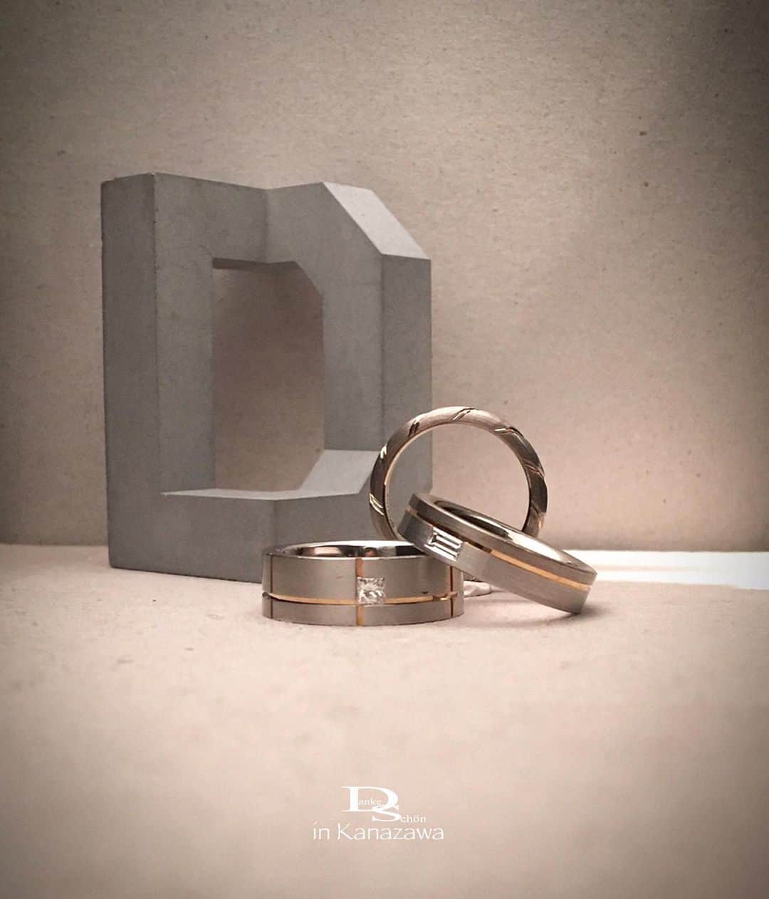 Danke schön ダンケ 金沢 結婚指輪 鍛造さんのインスタグラム写真 - (Danke schön ダンケ 金沢 結婚指輪 鍛造Instagram)「・ ・ 一見！バラバラな デザインに見えるでしょ😁 ・ ・ でも 一つの共通点があるんです。 ・ ・ 何だと思います？ ・ ・ よ〜く指輪のデザインを 見てくださいね。 ・ ・ コンビモデル⁉︎ 間違いではないですが ・ ・ そんな簡単な答えの為に 撮影はしてないので(ｱﾗｯ🤭毒舌) ・ ・ よ------く よ------------く 見てくださいね。 ・ ・ ・ 鍛造削り出し 🇩🇪クリスチャンバウアー 専門店 『  Danke schön 』 ・ ・ ・ ——Danke————————————— ▪︎トップページ 🔜 @danke2005 ———————————schön———— ・ ・ ・ #christianbauer_kanazawa #クリスチャンバウアー金沢 #金沢結婚指輪 #結婚指輪 #婚約指輪 #鍛造指輪 #記念日 #結婚指輪探し #結婚20周年 #エンゲージリング #京都 #結婚指輪手作り  #3Dアート #ポルシェ #メルセデスベンツ #岐阜 #アルファベッド #切削 #ポリッシュ #結婚指輪金沢  #金沢 #福井結婚指輪 #富山結婚指輪 #結婚10周年 #富山 #kanazawa #コンクリートアート  ・ ・ ------------------------------------------ 鍛造削り出し 🇩🇪クリスチャンバウアー 専門店 『  Danke schön 』 ・ • 営業時間 am11:00〜pm9:00 • 定休日 : 木曜日 • 駐車場 : 店舗前OK • ご予約 : 優先 ・ ・ ——Danke————————————— ▪︎トップページ 🔜 @danke2005 ———————————schön————」1月26日 20時10分 - danke2005