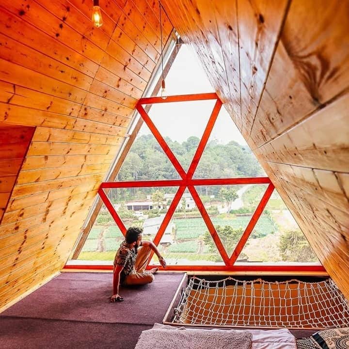 Airbnbのインスタグラム：「Give your travel wish list a dash of pure mountain light. At Pubudu’s A-frame on a historic tea plantation, the morning view is just as bracing as a cup of the local product. Steep yourself in the area’s lush, orderly beauty with a walk up to a waterfall or over to Lake Gregory, where your swan boat awaits.   Photo: @hideout.lk」