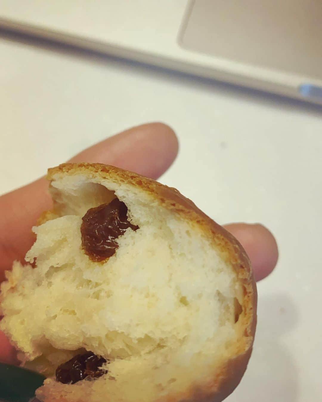 足立佳奈さんのインスタグラム写真 - (足立佳奈Instagram)「ぶどうぱん食べたくて はじめてつくってみたよん。30分でできたの！  でもね、なんかね、パンの旨味？があんまりなかった、、。またまだですね。  パン屋さんってすごいなぁ。」1月26日 20時21分 - kana1014lm