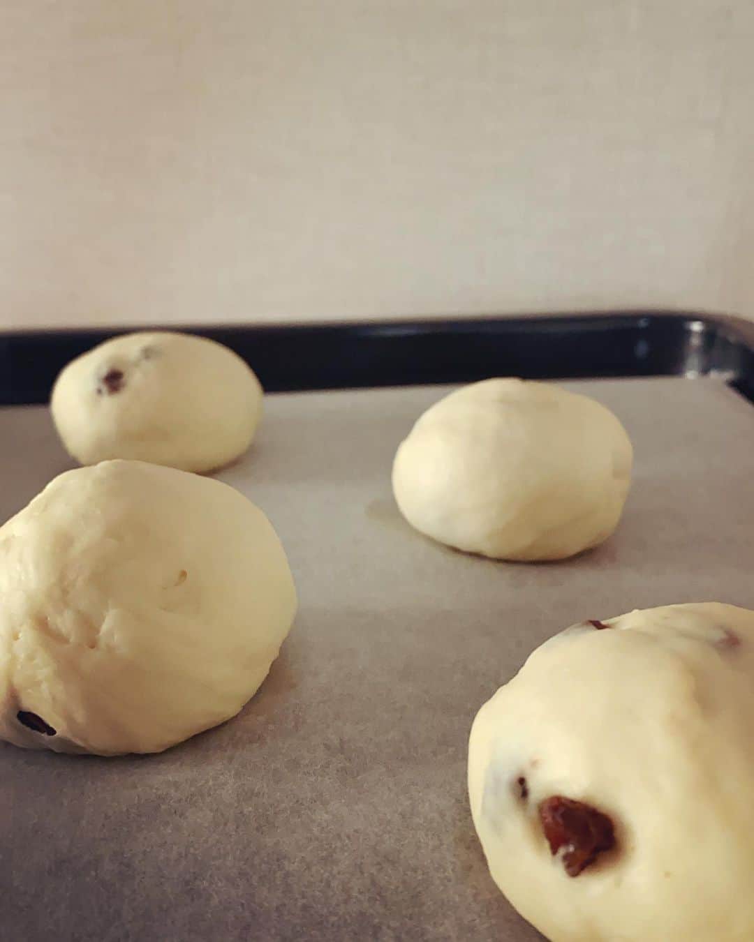 足立佳奈のインスタグラム：「ぶどうぱん食べたくて はじめてつくってみたよん。30分でできたの！  でもね、なんかね、パンの旨味？があんまりなかった、、。またまだですね。  パン屋さんってすごいなぁ。」