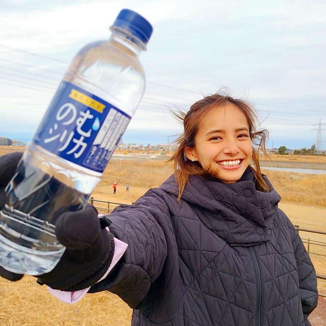佐野千晃のインスタグラム：「のむシリカ @nomusilica_official のCMみたいにドーン！！！笑﻿ ﻿ 水分大切！﻿ ﻿ 毎日汗はコップ2杯分ぐらいは出てるらしい！﻿ ﻿ だからこそ飲まないと！﻿ ﻿ 中硬水なのに軟水みたいに飲みやすいからおすすめなり！﻿ ﻿ 今レシート買取アプリ「ONE」でのむシリカの購入画面をアップすると1,000ポイントで買取してくれるらしいよ！﻿ ﻿ 是非、試してみてね！🤤﻿ ﻿ #シリカ #シリカ水 #のむシリカ #supported #run #running #marathon #フルマラソン #マラソン #マラソン女子 #人生自由自在 #走る女子 #ファッション #ウェア #楽しく走る #ランニング #ジョギング﻿」