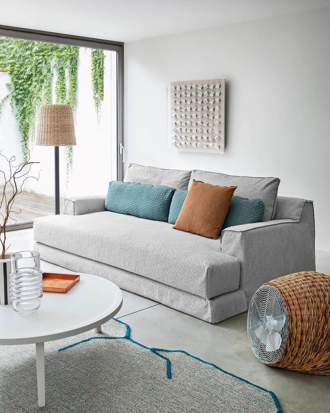 GERVASONI JAPAN / ジェルバゾーニ ジャパンのインスタグラム：「【 New Collection 】   Sofa : LOLL 16 Design : @paola.navone   【お問い合わせ先】 南陽オモビト株式会社 / GERVASONI TOKYO  〒107-0062 東京都港区南青山4-18-16 フォレストヒルズWESTWING B1 TEL：03-5413-3274 MAIL：info@gervasoni.jp  #gervasoni #GervasoniTokyo #paolanavone #interior #interiordesign #madeinitaly  #ジェルバゾーニ #ジェルバゾーニトーキョー #インテリア #イタリア家具 #ソファ #椅子 #テーブル #お洒落」