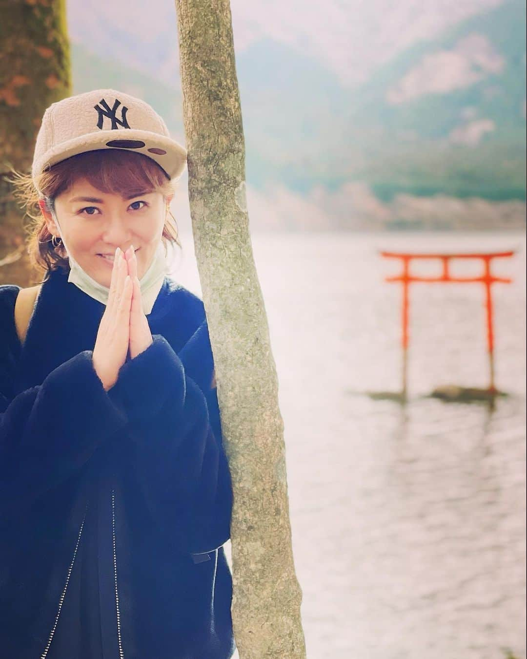 鈴木砂羽さんのインスタグラム写真 - (鈴木砂羽Instagram)「やっとこ初詣に行けました🙏 （遅すぎますが！）  久々に箱根神社から九頭龍神社⛩ 冬枯れた箱根を歩くのが好きです🍂 自分の冬の定番です。  どんな世の中でも 明るい希望を忘れずにいたいです💫  #初詣 #箱根 #芦ノ湖 #箱根神社 #九頭龍神社」1月26日 20時16分 - bombon_sawa