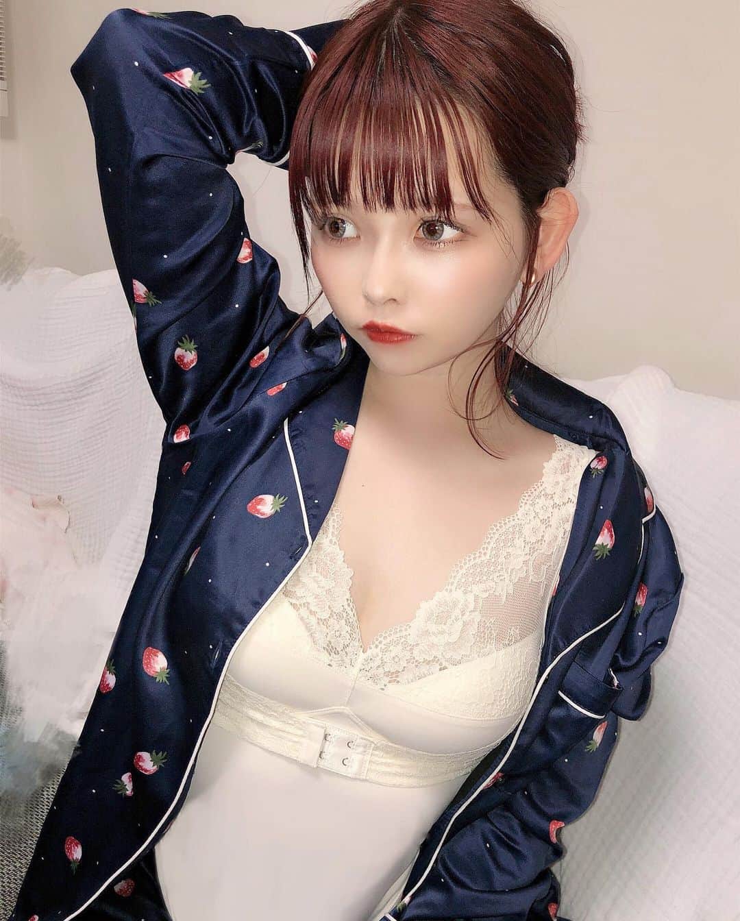 のインスタグラム：「ルルクシェルからキャミソール、、、、！！﻿ ﻿ ﻿ 肩のレース部分がかわいいのと﻿ 締めつけないのに支えられてて﻿ キャミだからお腹も冷えない🐻‍❄️💭❤️﻿ ﻿ ﻿ ﻿ 寝るときはバストに負担がかからないように気を使ったほうがよい！！﻿ ﻿ ﻿ いま3点セットで20%offセール﻿ やってるから﻿ 気になってる人は今がお得に手に入れられる、、🤍🤍﻿ ﻿ ﻿ ﻿ ﻿ 合わせてバストクリーム﻿ 使うとモチベ上がるよ🦭❕﻿ ﻿ マッサージ兼﻿ 支えのデコルテ部分保湿して少しでも下がる原因へらして﻿ ﻿ できること今のうちからしとこ！💪🏻👶🏻﻿ ﻿ ﻿ @lulukushel ﻿ #lulukushel﻿ #ルルクシェル﻿ #くつろぎ育乳キャミ﻿ #育乳﻿ #育乳ブラ﻿ #ナイトブラ﻿ #ナイトブラキャミ」