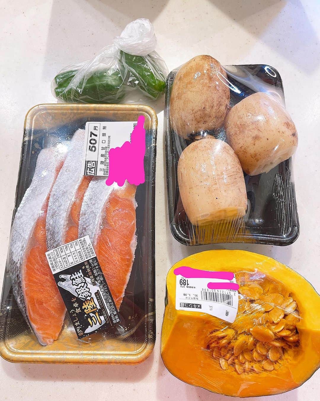 みきママさんのインスタグラム写真 - (みきママInstagram)「【おかずは1品だけでいいんです！！①】  19時です。はる兄「腹減ったー5分後食べたい！」ってさ。早く言ってよ。  こんな時は、おかず1品で副菜まで食べられる鮭のぎゅうぎゅう焼きにしよう❗️しかもフライパン1つ作れます❗️後は、白米とお味噌汁があればバッチリです👍✨  鮭のぎゅうぎゅう焼きはね、ご飯が進む味付けになっています🤗🤗🤗レシピは完食本に載っています🙆‍♀️  れんちび「鮭美味しい！」ってさ。  杏ちゃん「杏ちゃんは納豆卵かけご飯が食べたい。」ってさ。納豆もあったしさ、本当おかず1品で足りました✨  すると、れんちびが杏ちゃんにたまごのパックの開け方や、納豆のタレが飛び散らない開け方を教えていました。れんちび兄さん、優しいじゃん‼️  今夜は楽な晩御飯だったな。でも、お陰で明日のお弁当のおかずを朝作らなくてはいけなくなりました💦  やっぱり、夜ご飯は何品か作った方がいいな😅😅😅  #みきママ　#完食本　#鮭　#ぎゅうぎゅう焼き」1月26日 20時19分 - mikimama_official
